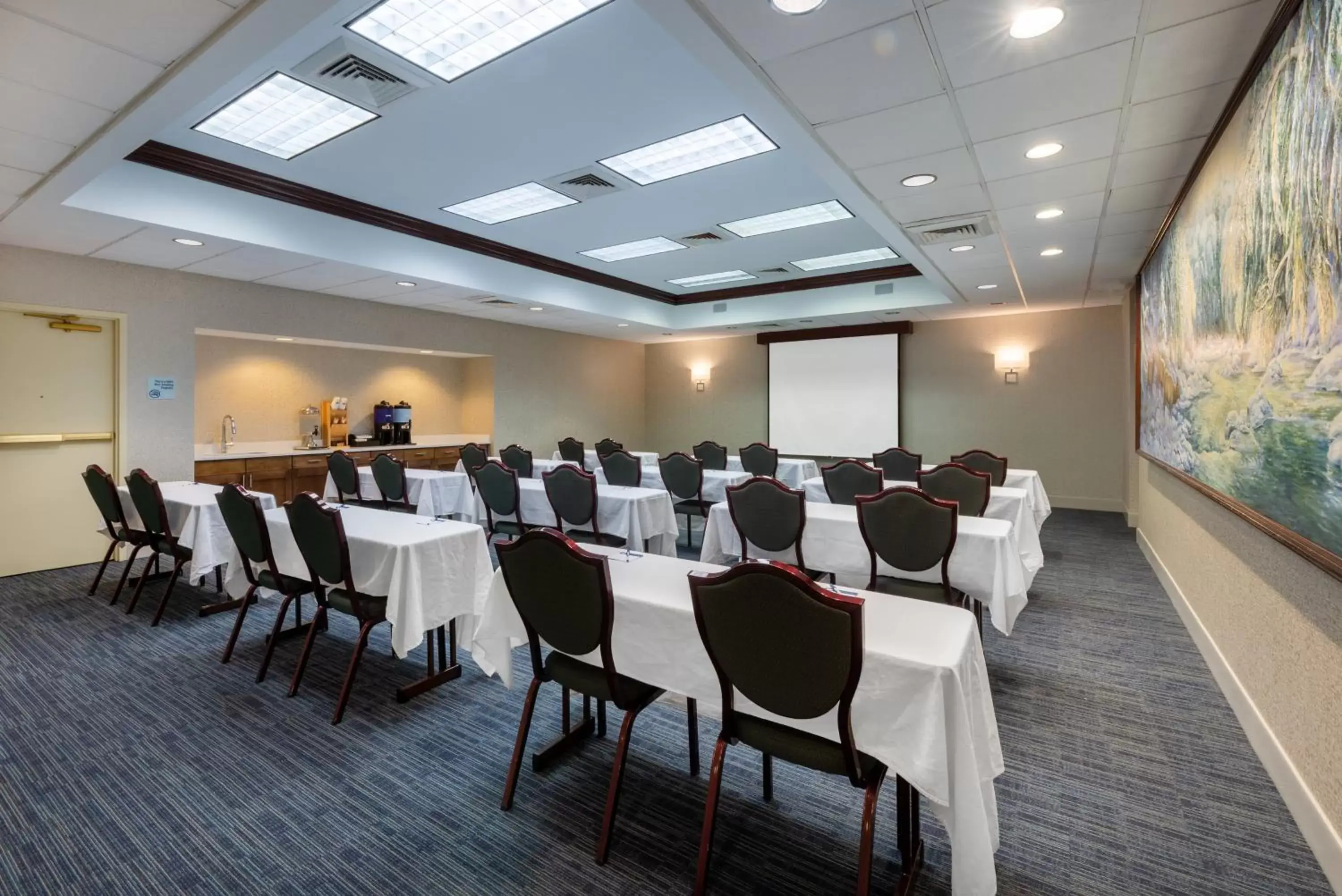 Meeting/conference room in Holiday Inn Express State College at Williamsburg Square, an IHG Hotel