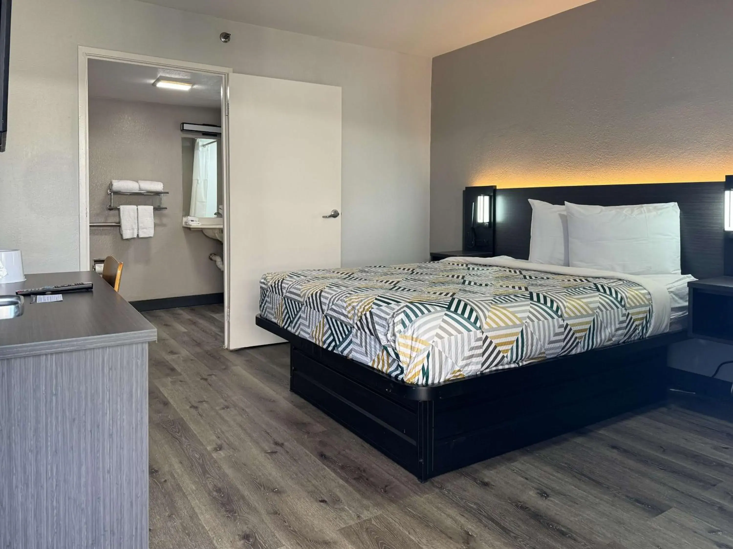 Bedroom, Bed in Motel 6-Bradenton, FL