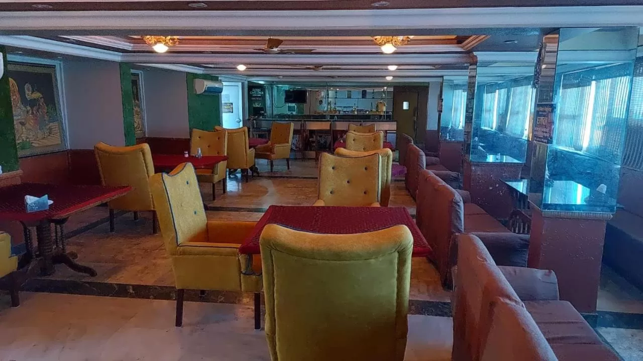 Restaurant/places to eat in Hotel Shiva's Regency