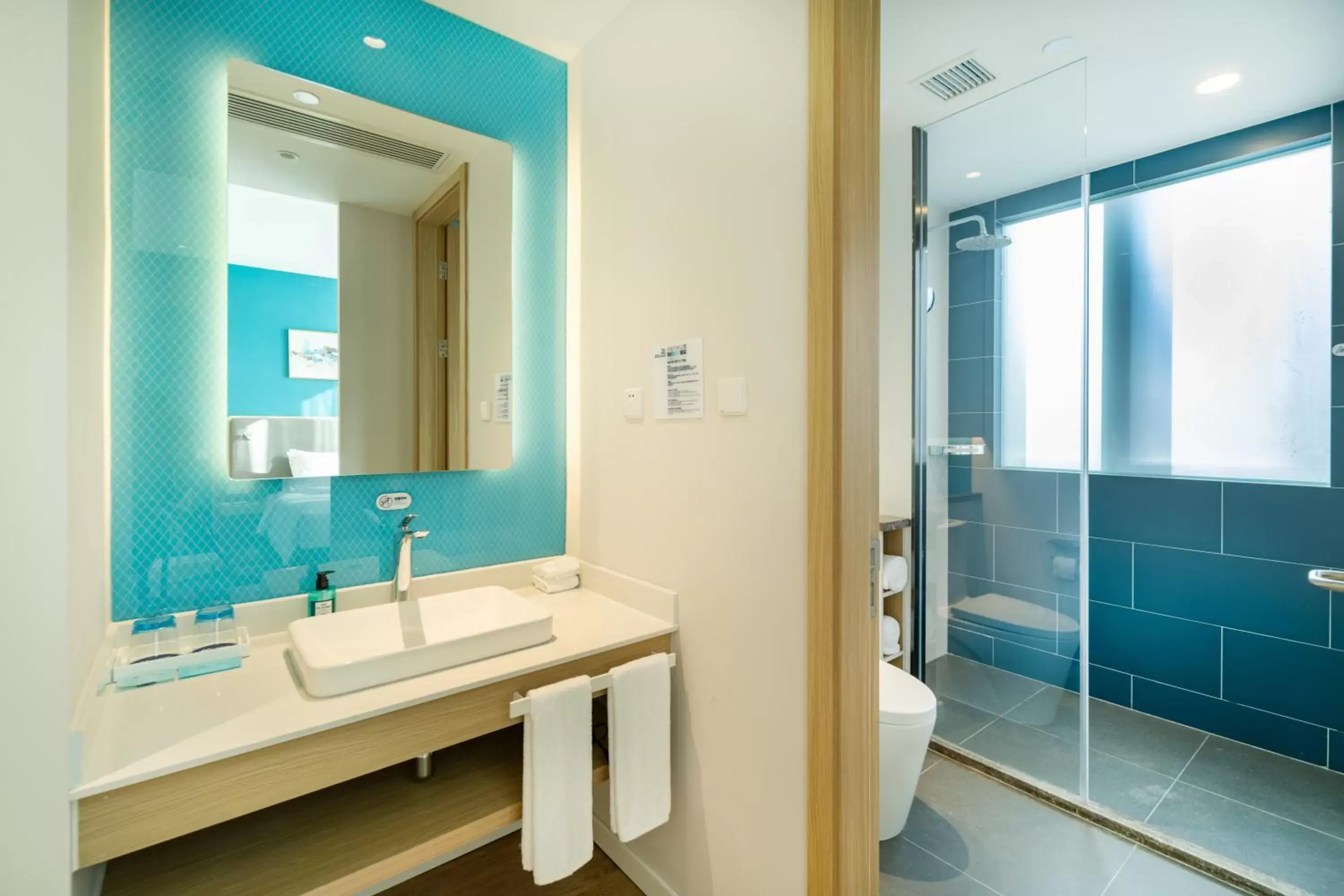 Photo of the whole room, Bathroom in Holiday Inn Express Shanghai Pudong Zhangjiang, an IHG Hotel