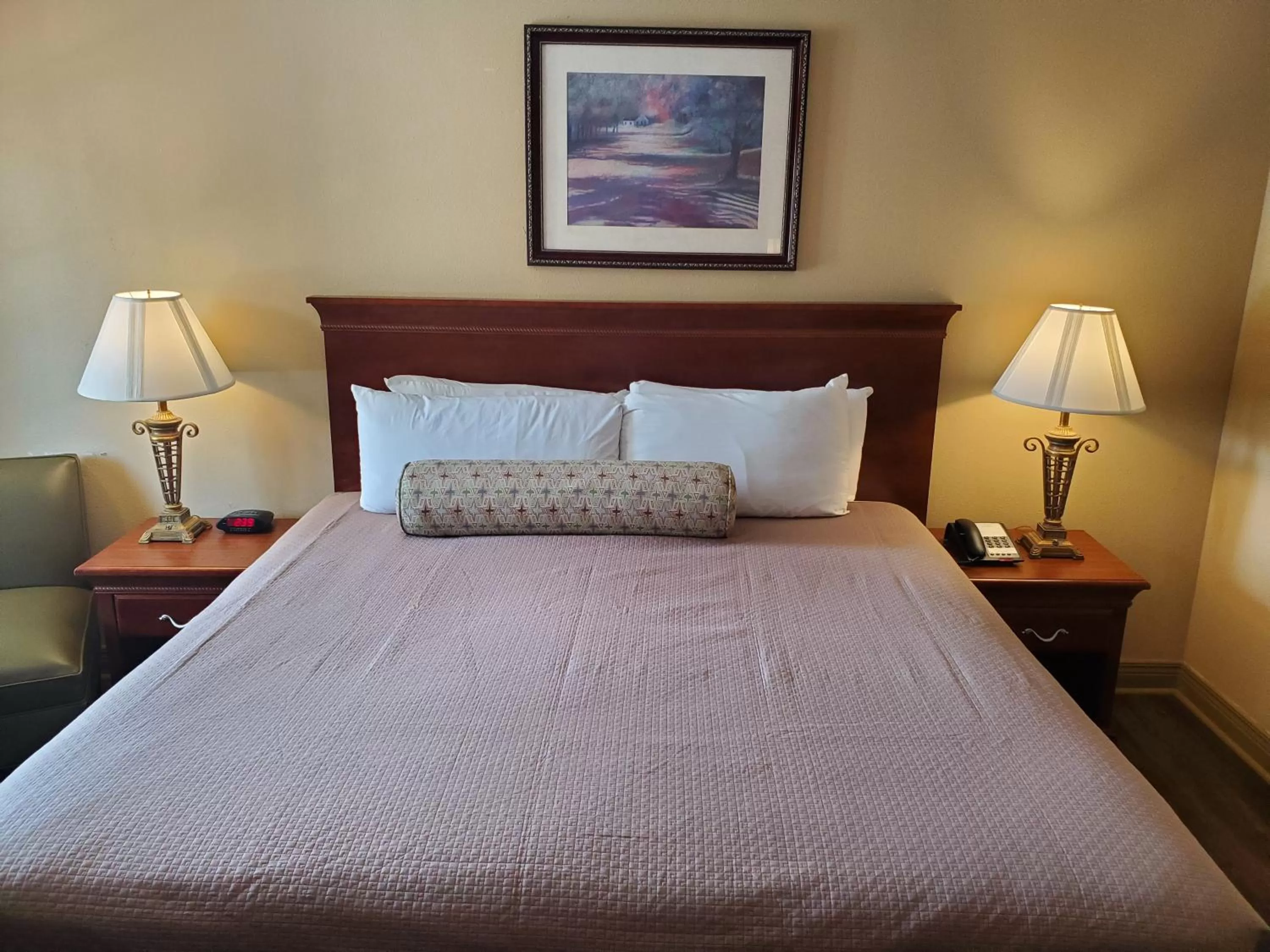 Bed in Colonial House Motel