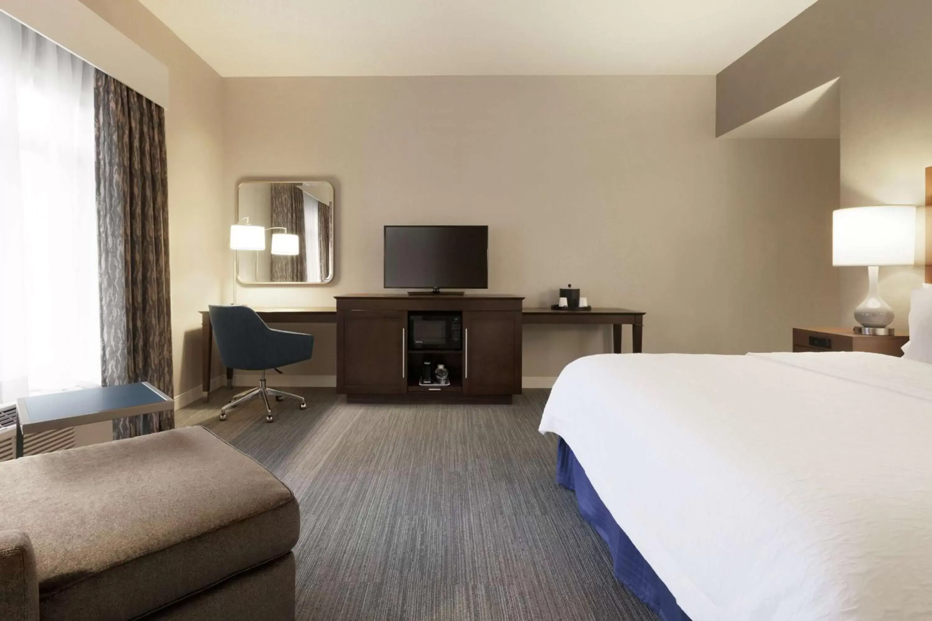 Bed, TV/Entertainment Center in Hampton Inn & Suites Nashville-Downtown