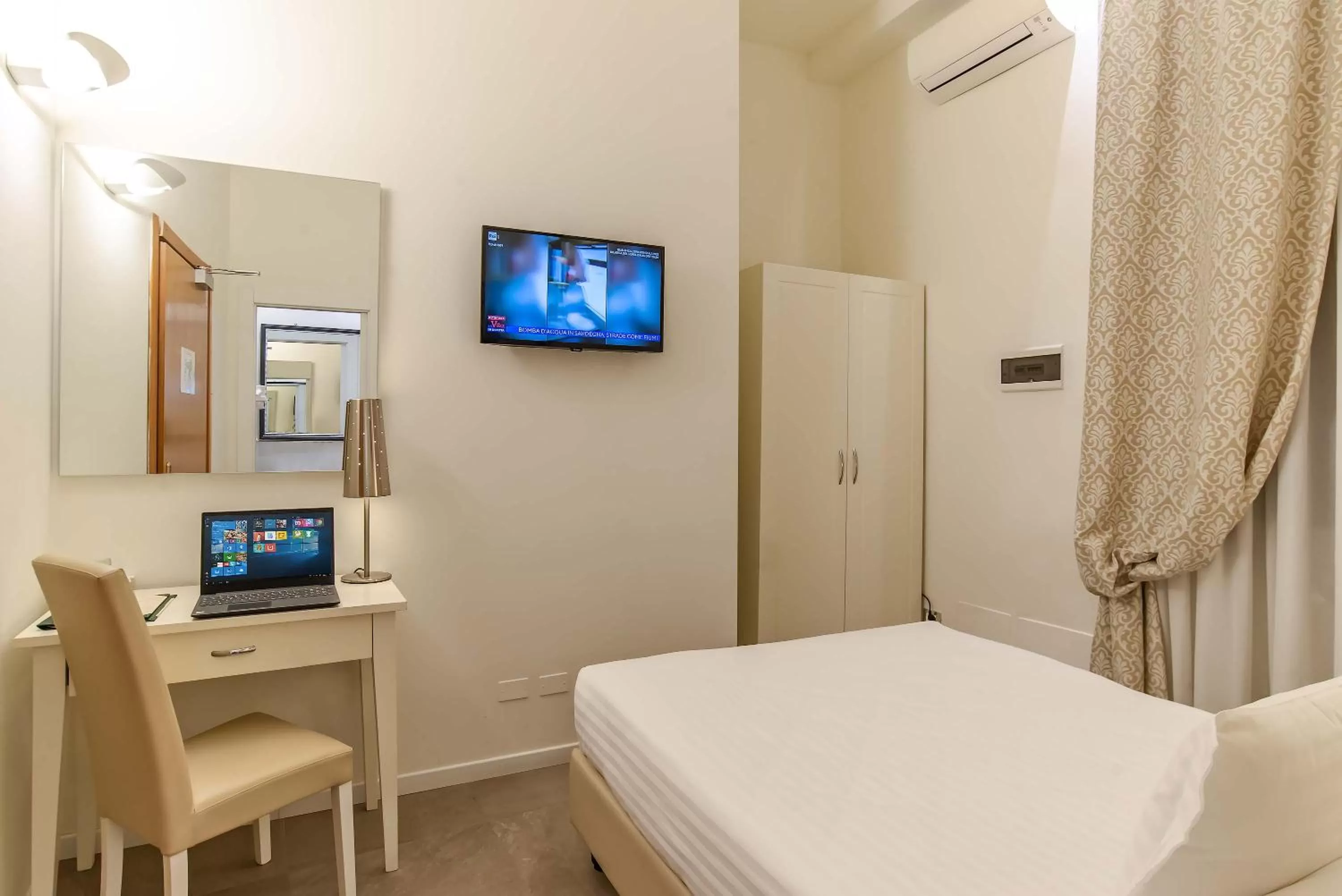 Bedroom, Bed in Hotel Accademia