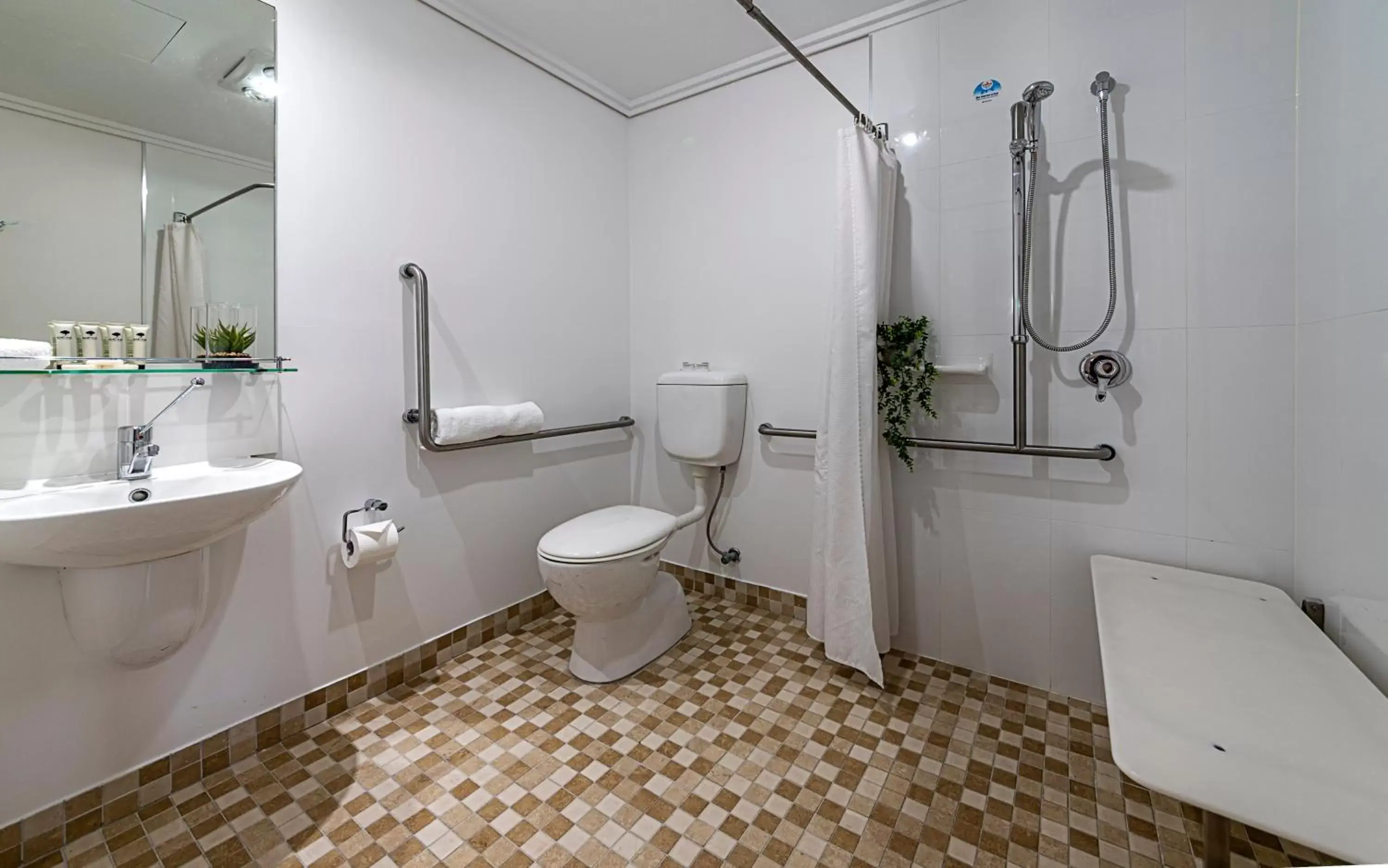 acessibility, Bathroom in Coachmans Inn Warwick