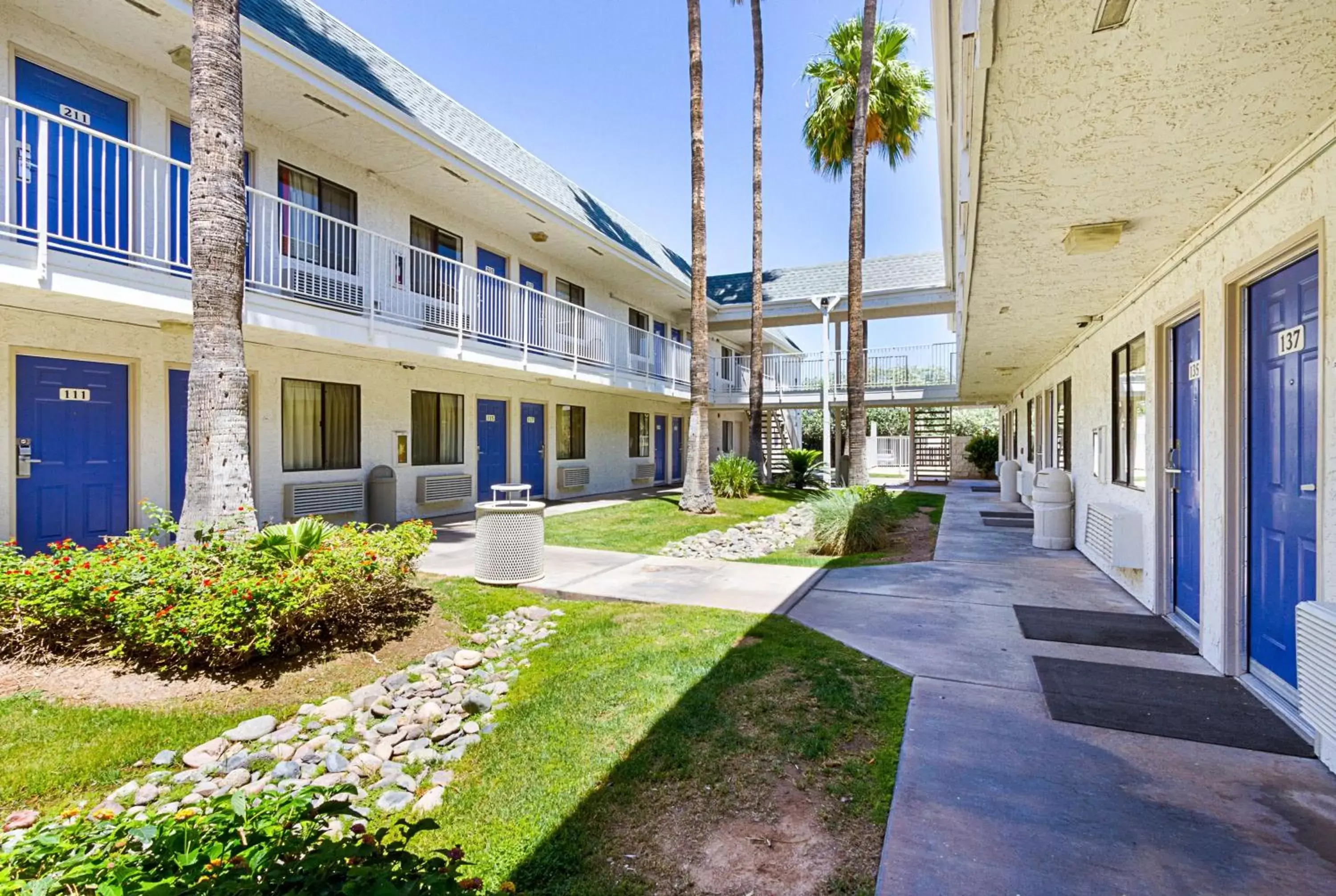 Property building, Patio/Outdoor Area in Motel 6-Mesa, AZ - South