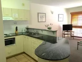 Kitchen/Kitchenette in Inn Cairns