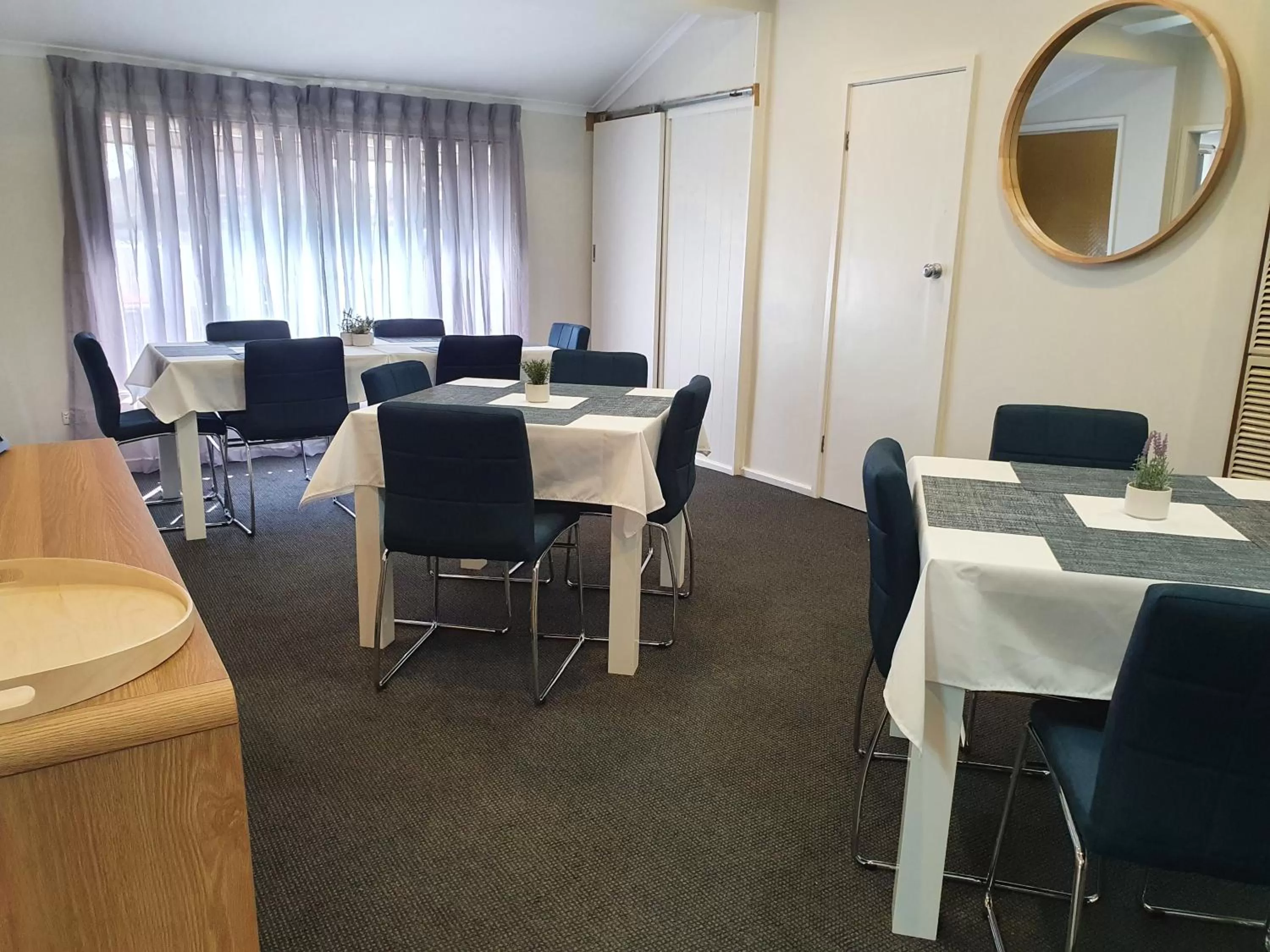 Communal lounge/ TV room in Black Sheep Motel Goulburn