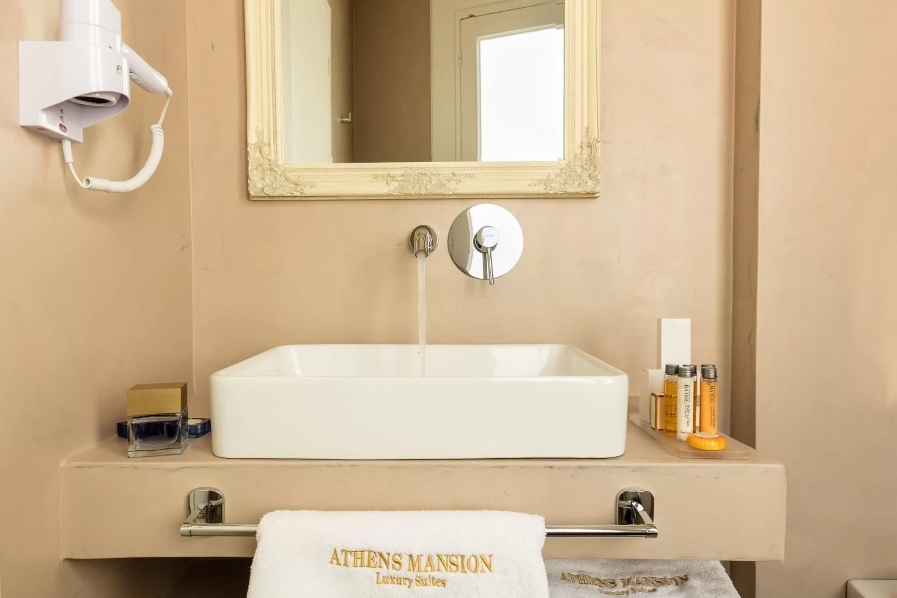 Bathroom in Athens Mansion Luxury Suites