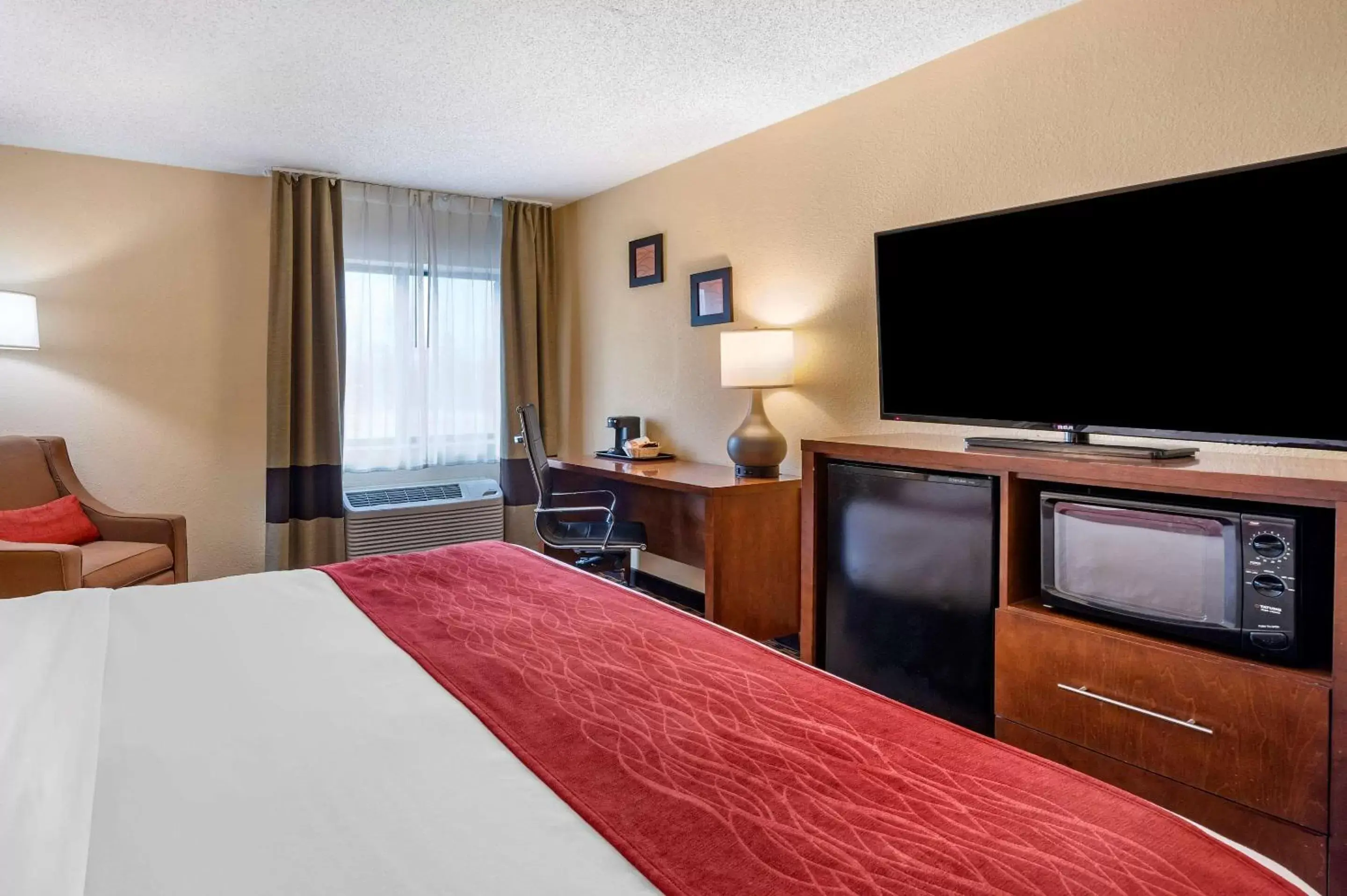 Photo of the whole room, TV/Entertainment Center in Comfort Inn Joliet West I-80