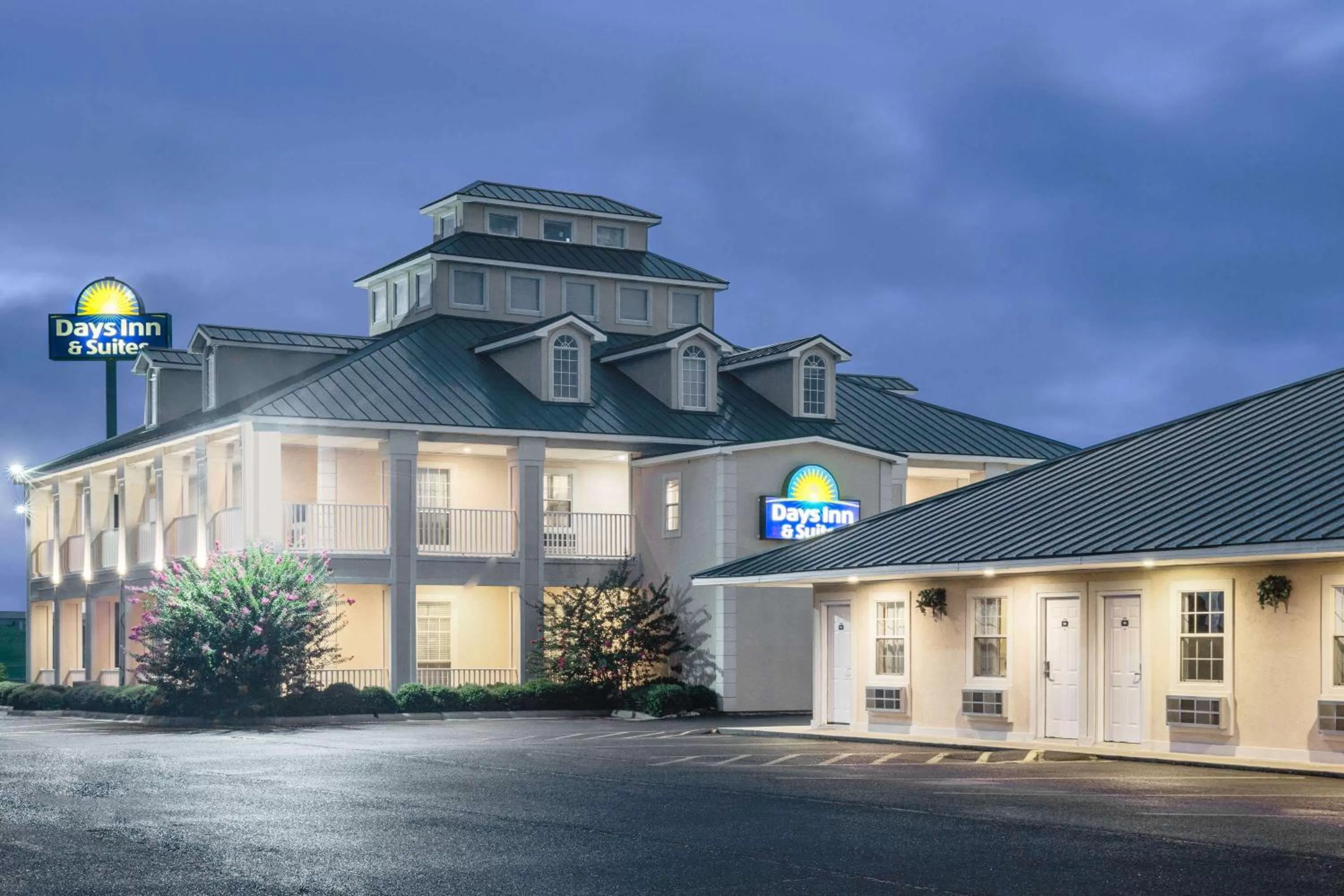 Property building in Days Inn by Wyndham Trumann AR