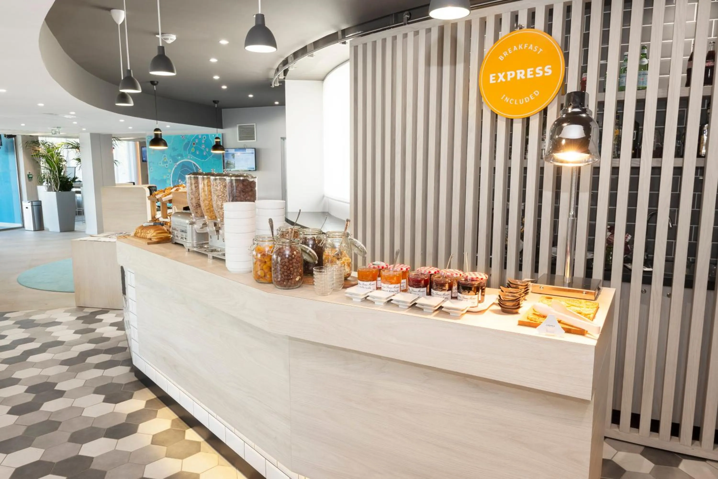 Restaurant/places to eat in Holiday Inn Express Paris - Velizy by IHG