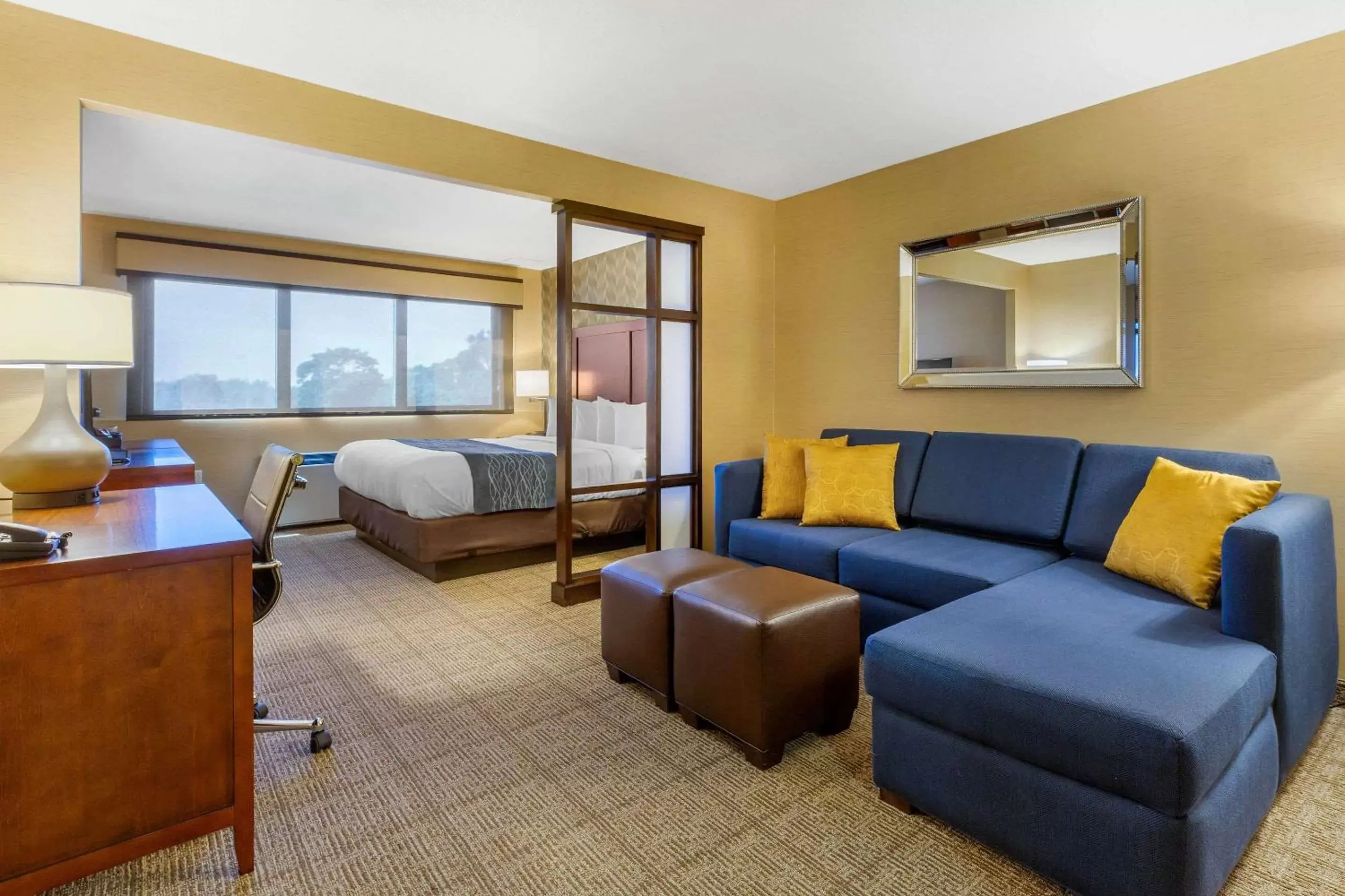 Photo of the whole room, Seating Area in Comfort Inn & Suites Logan International Airport