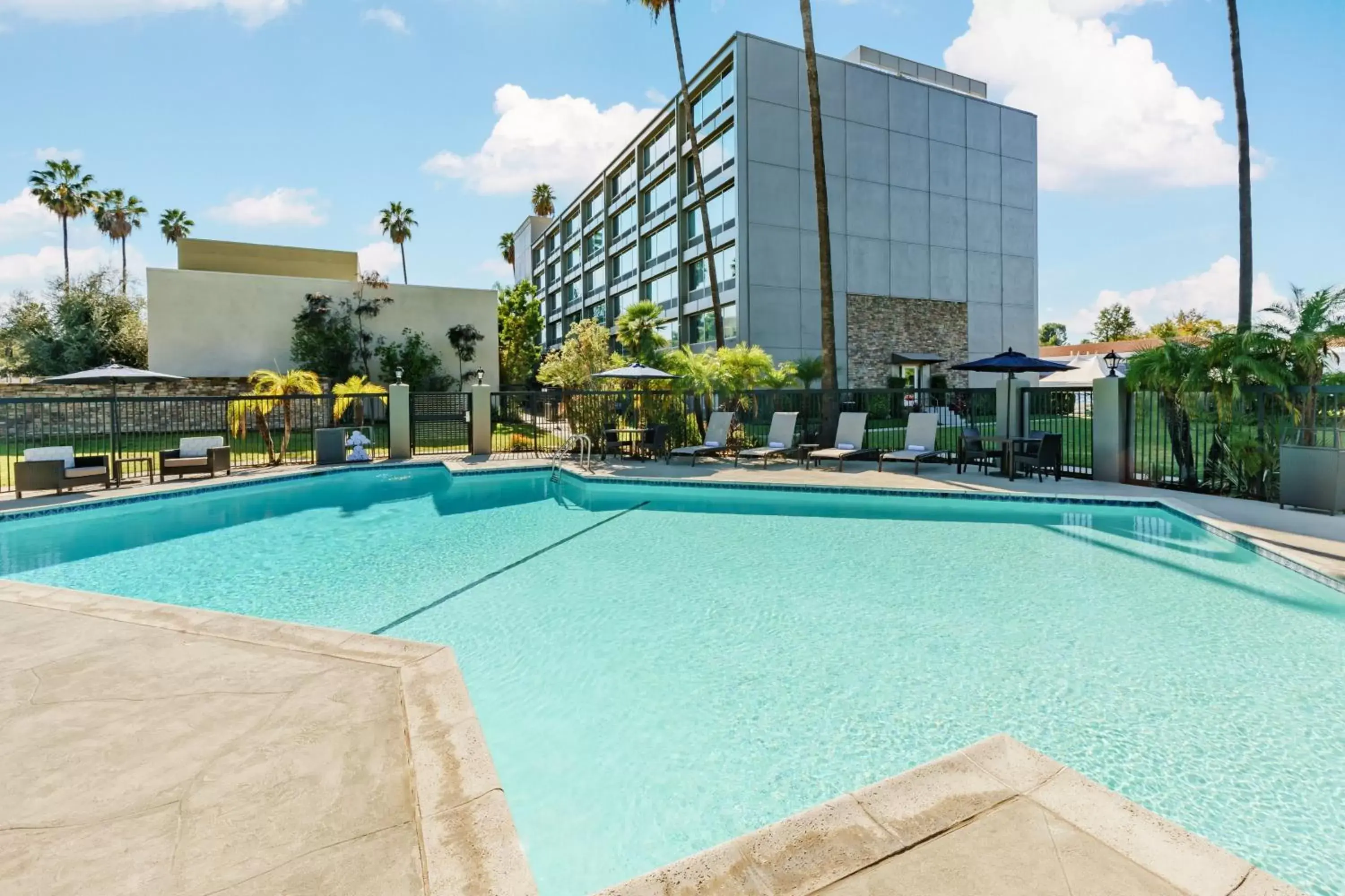 Swimming pool, Property Building in Courtyard by Marriott Los Angeles Woodland Hills