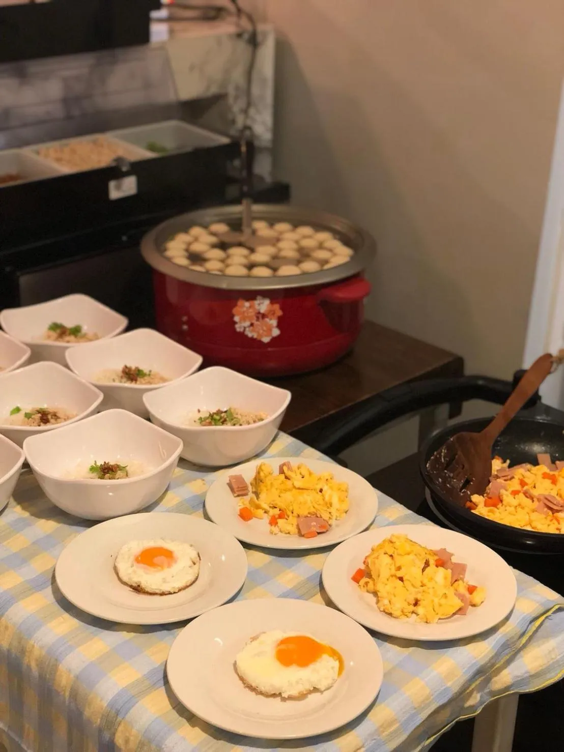 Breakfast in Kinnon Deluxe Hostel Coworking Cafe