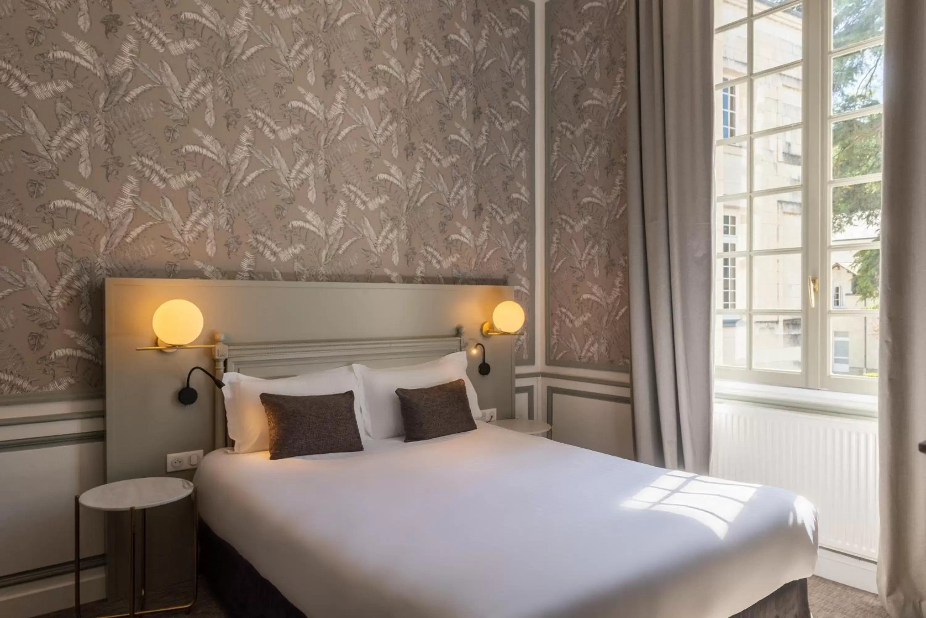 Bedroom, Bed in Hôtel Anne d'Anjou, The Originals Collection