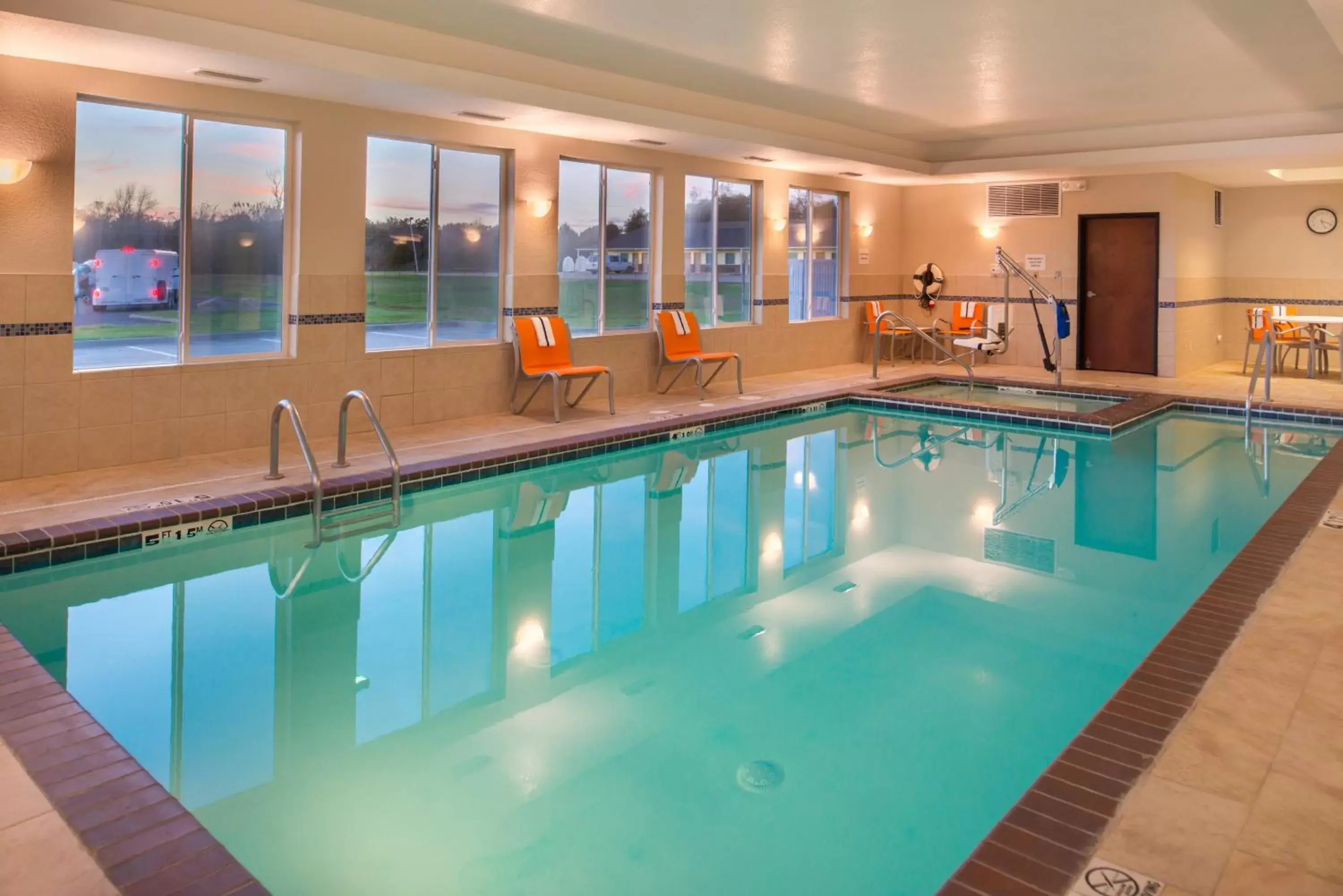 Swimming pool in Holiday Inn Express & Suites Pittsburg by IHG Swimming pool in Holiday Inn Express & Suites Pittsburg by IHG