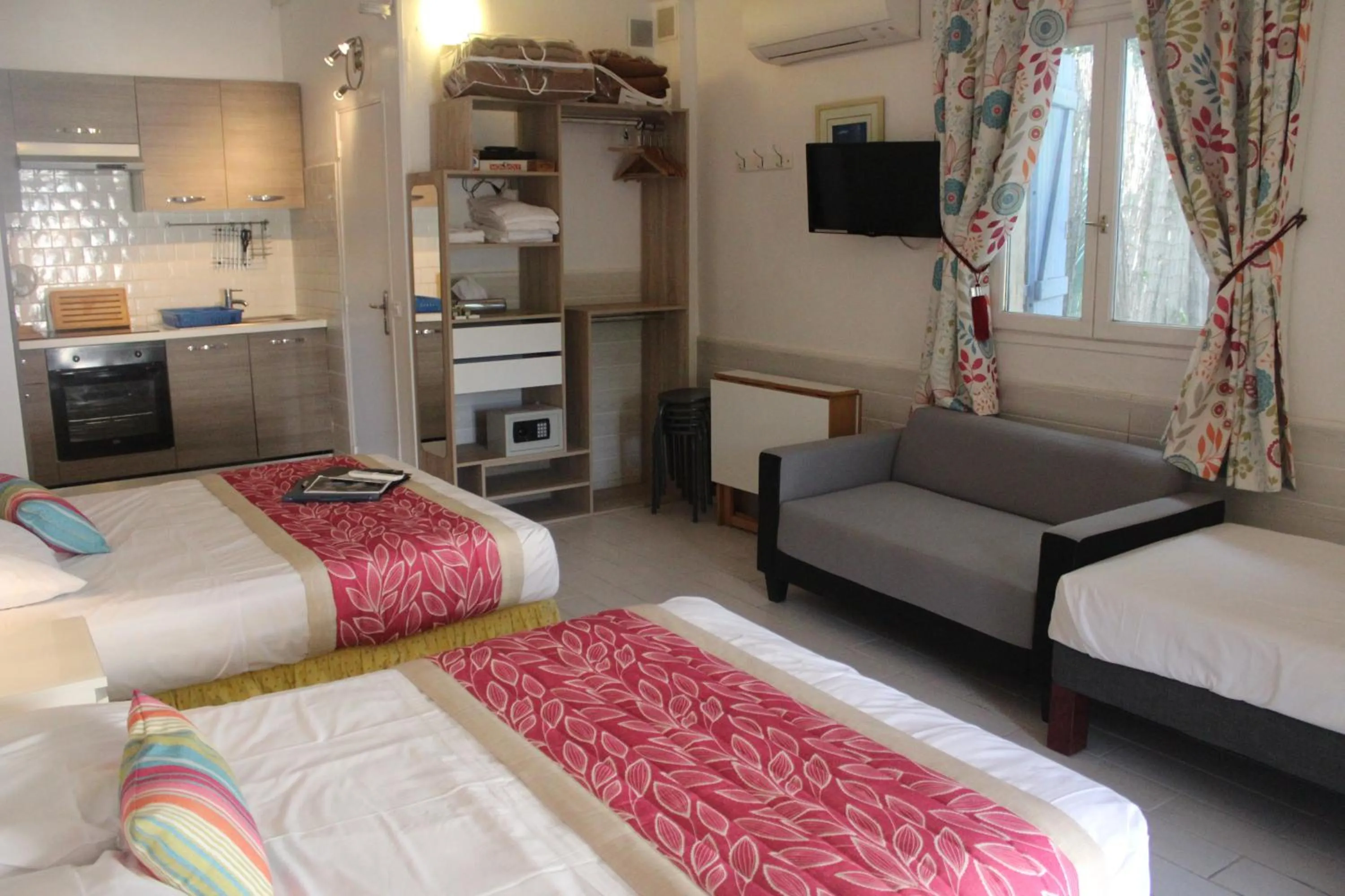 Photo of the whole room in Hotel Cayrons Vence & St Paul de Vence