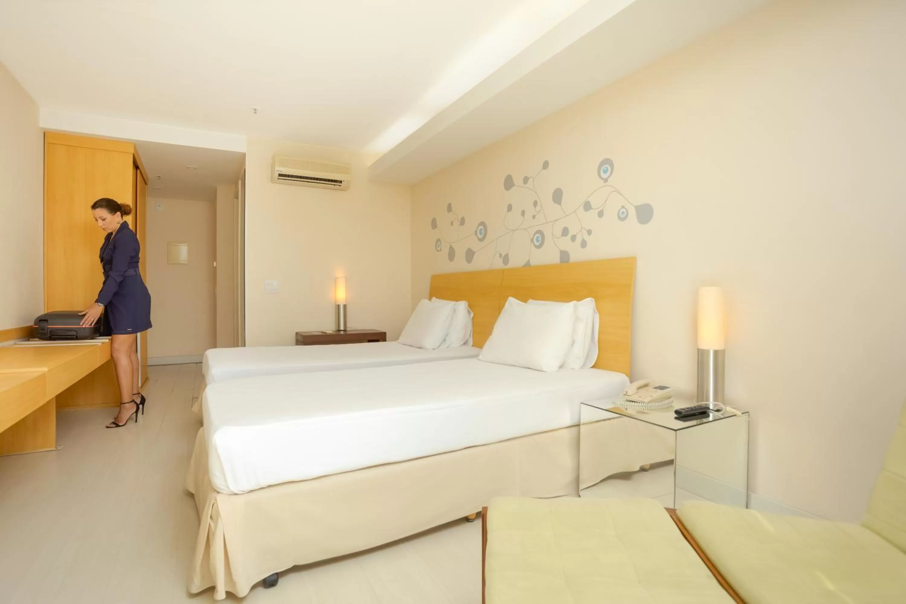 Photo of the whole room, Bed in Golden Tulip Macaé