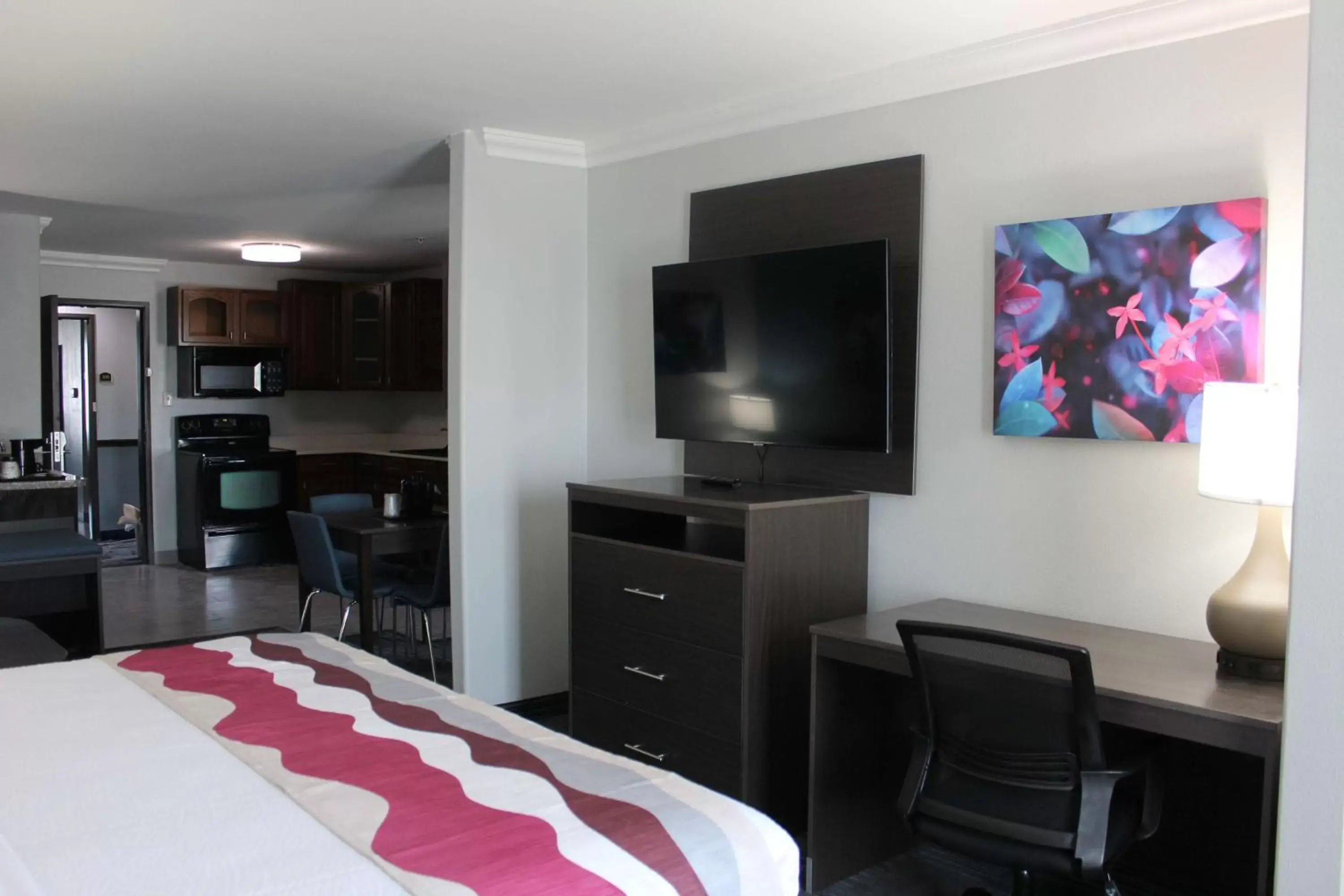 Bedroom, TV/Entertainment Center in Best Western Medical Center North Inn & Suites Near Six Flags