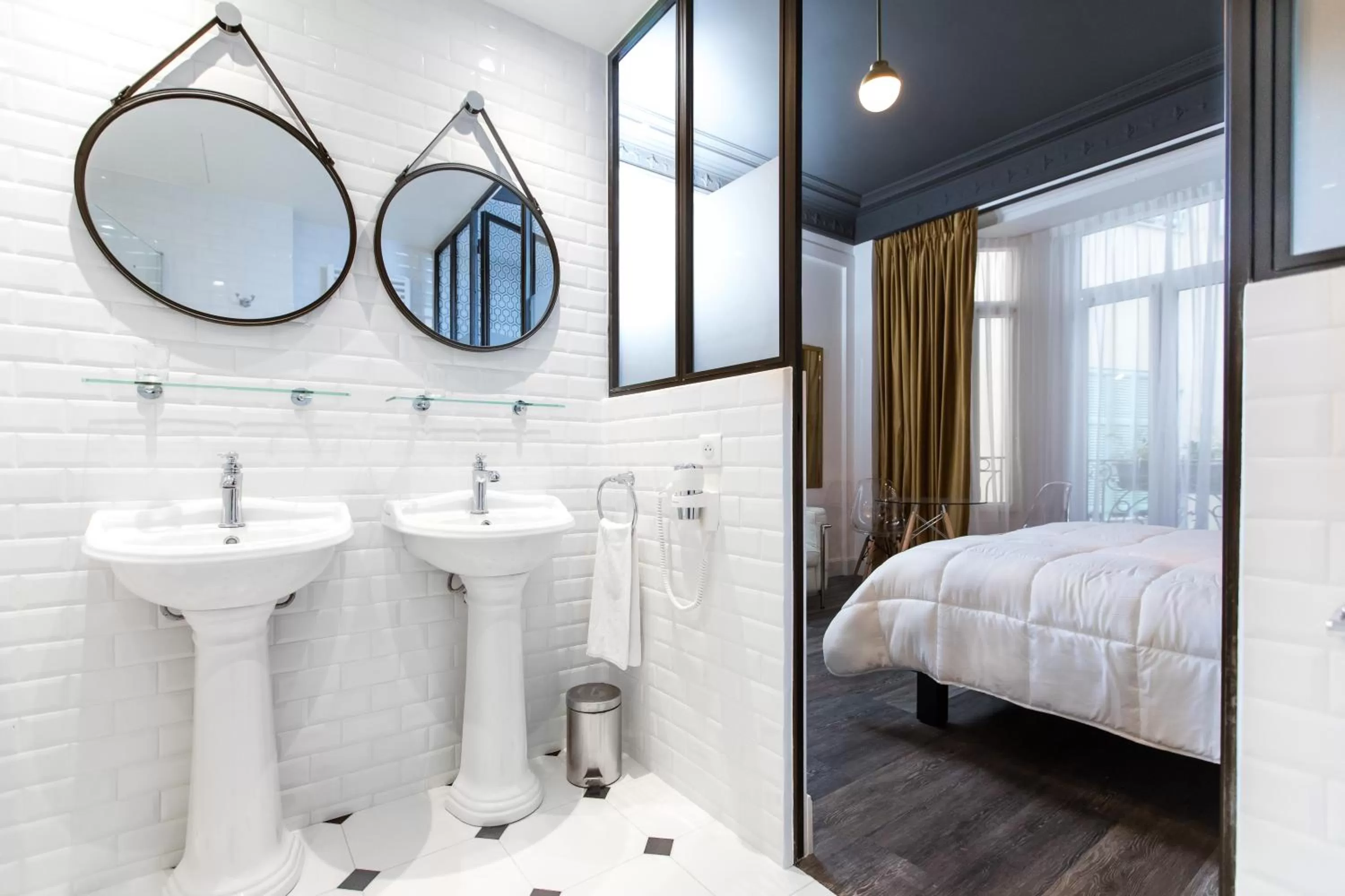 Bathroom, Bed in Arome Hôtel