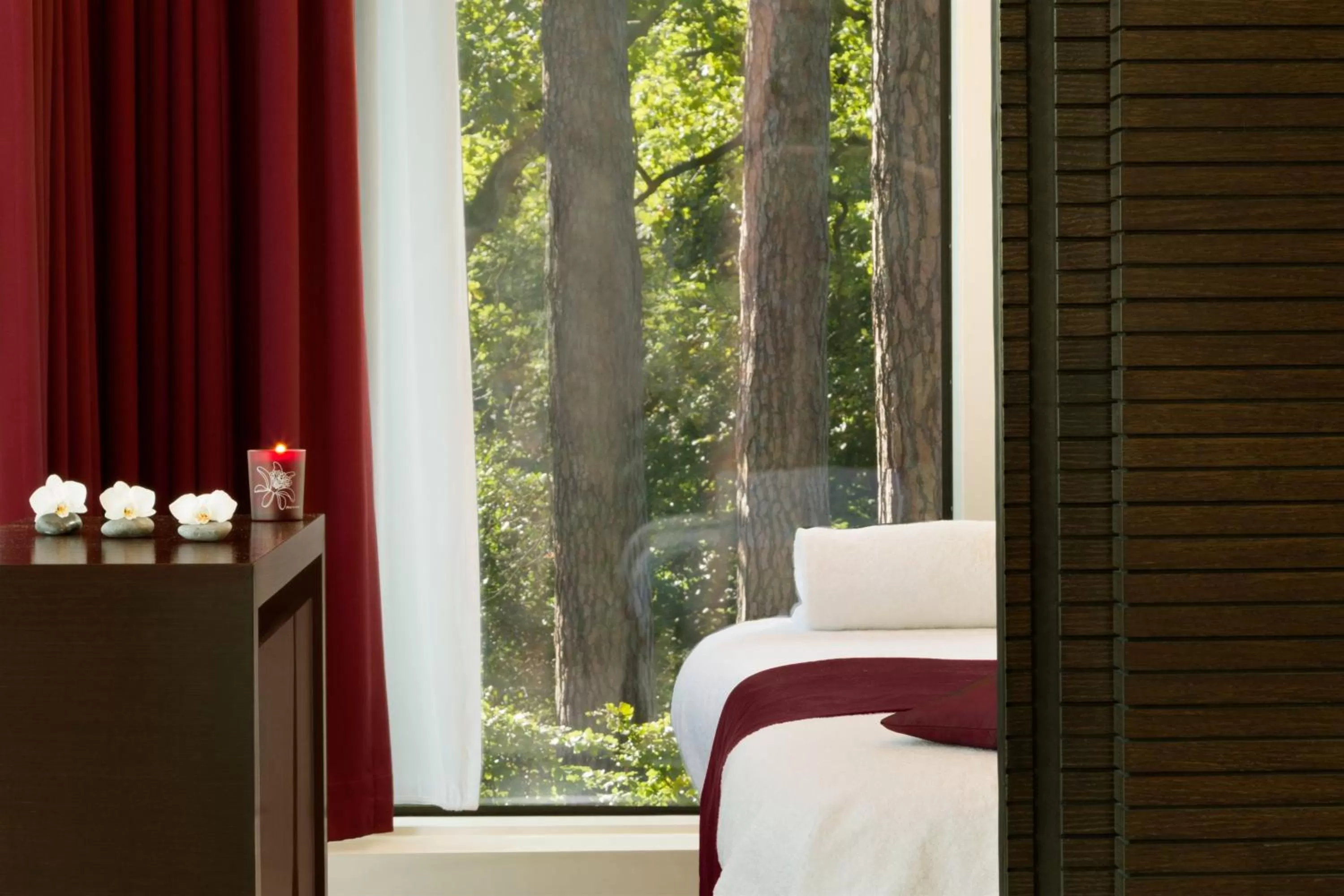 Massage, Bed in Hotel Dolce La Hulpe Brussels