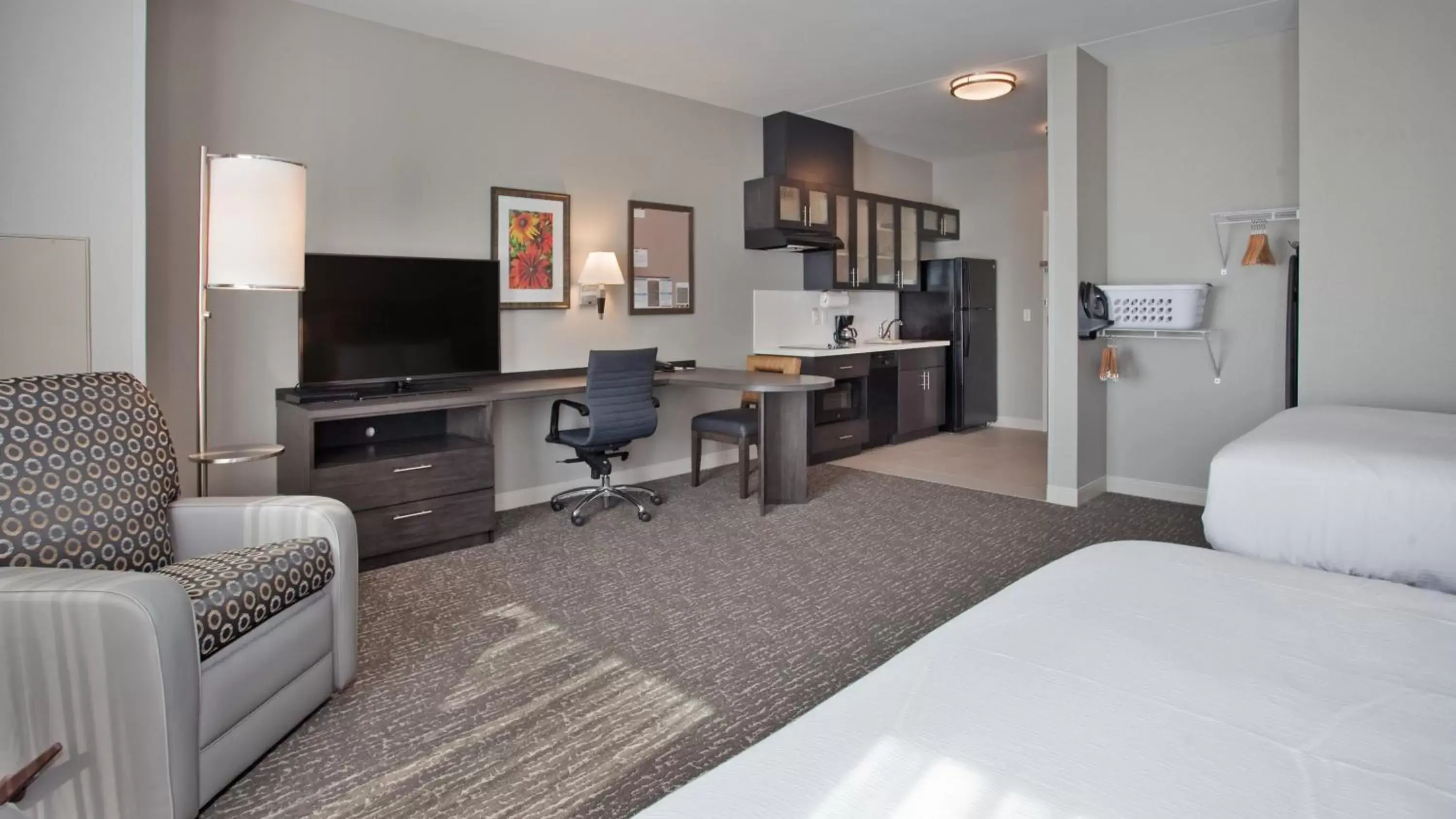 Photo of the whole room, TV/Entertainment Center in Candlewood Suites Kearney, an IHG Hotel