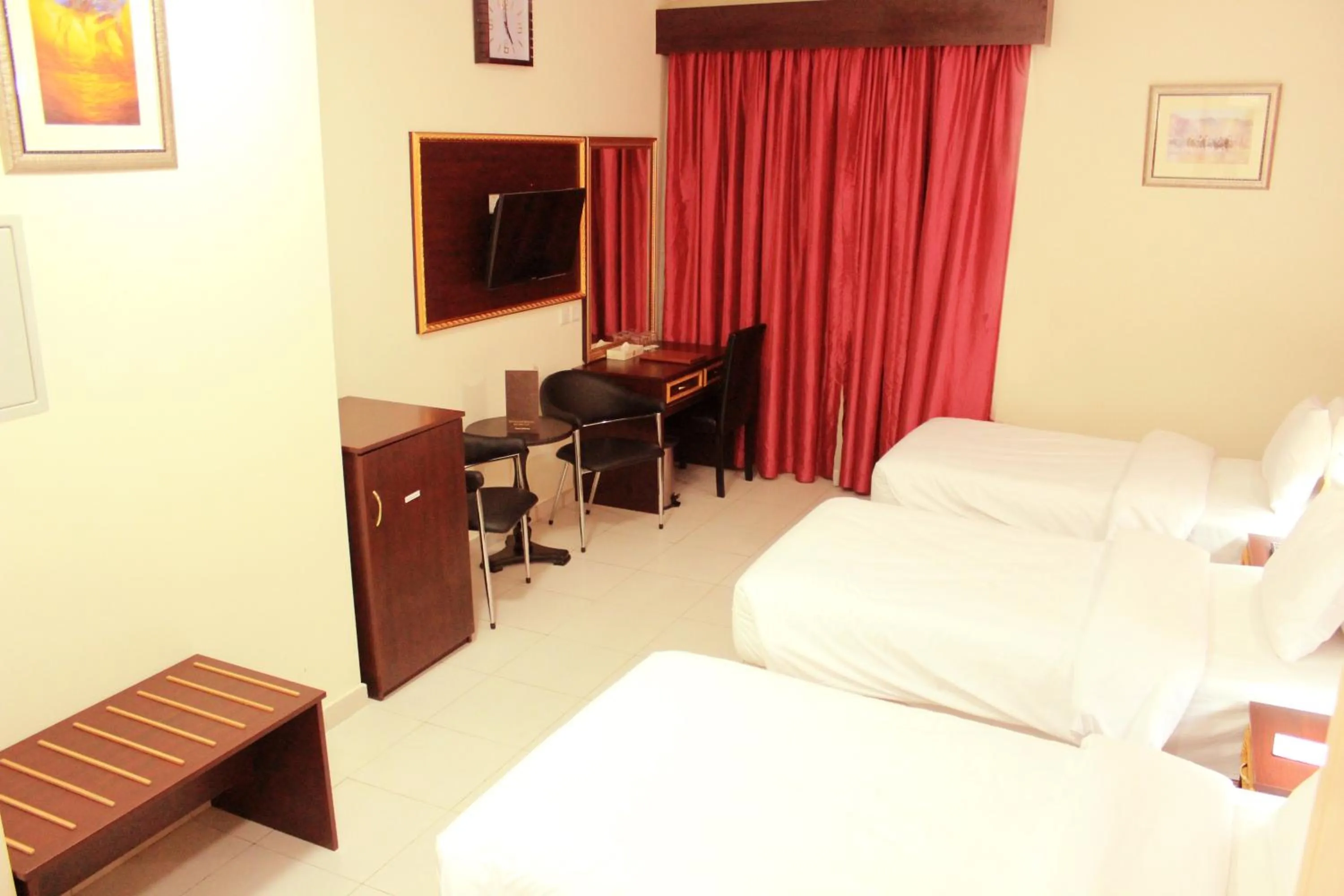 Bedroom, Bed in Montreal Naif Hotel