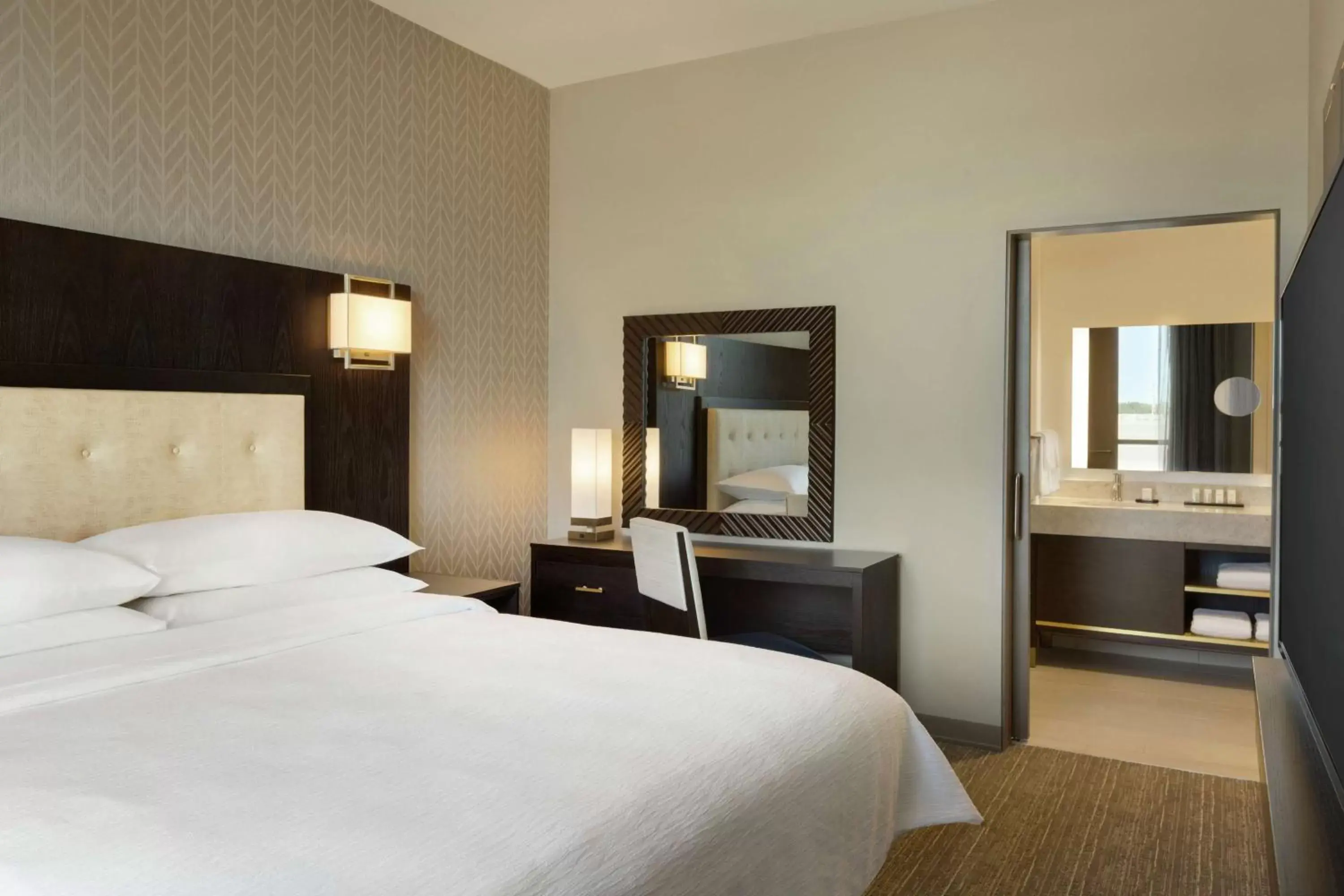 Bedroom, Bed in Embassy Suites By Hilton Syracuse Destiny USA