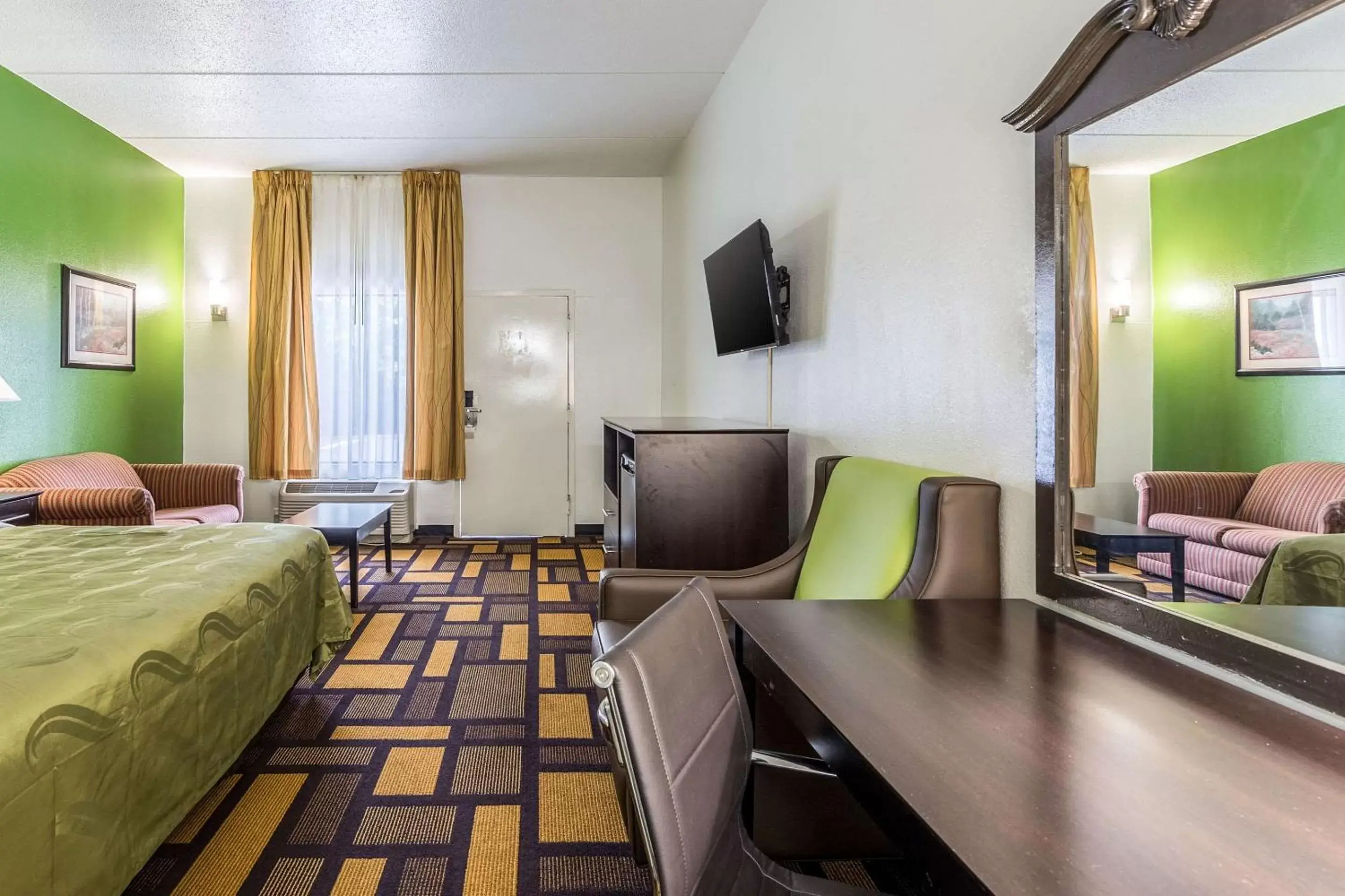 Photo of the whole room, Seating Area in Quality Inn Simpsonville-Greenville