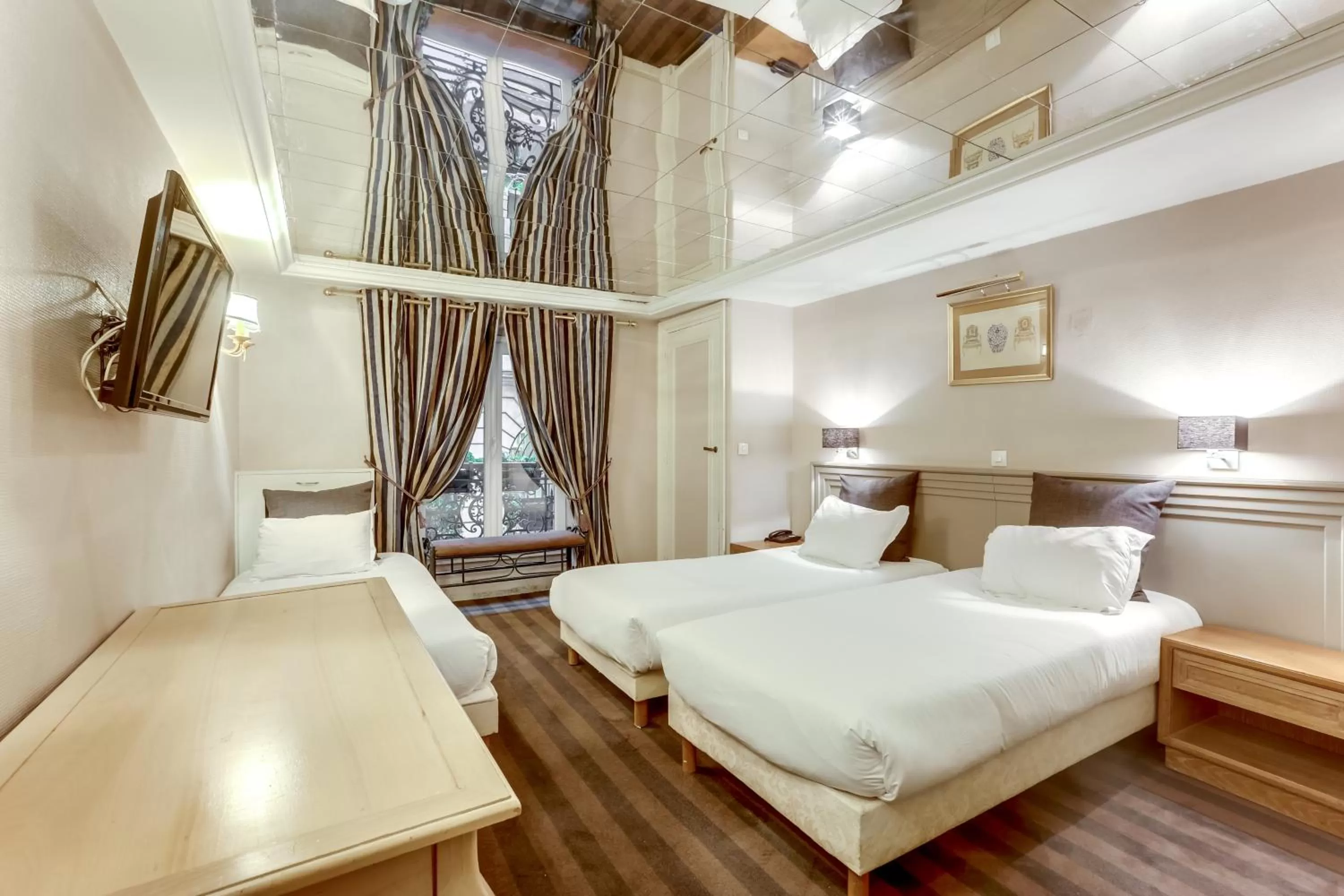 Bed in Hotel Opera Maintenon