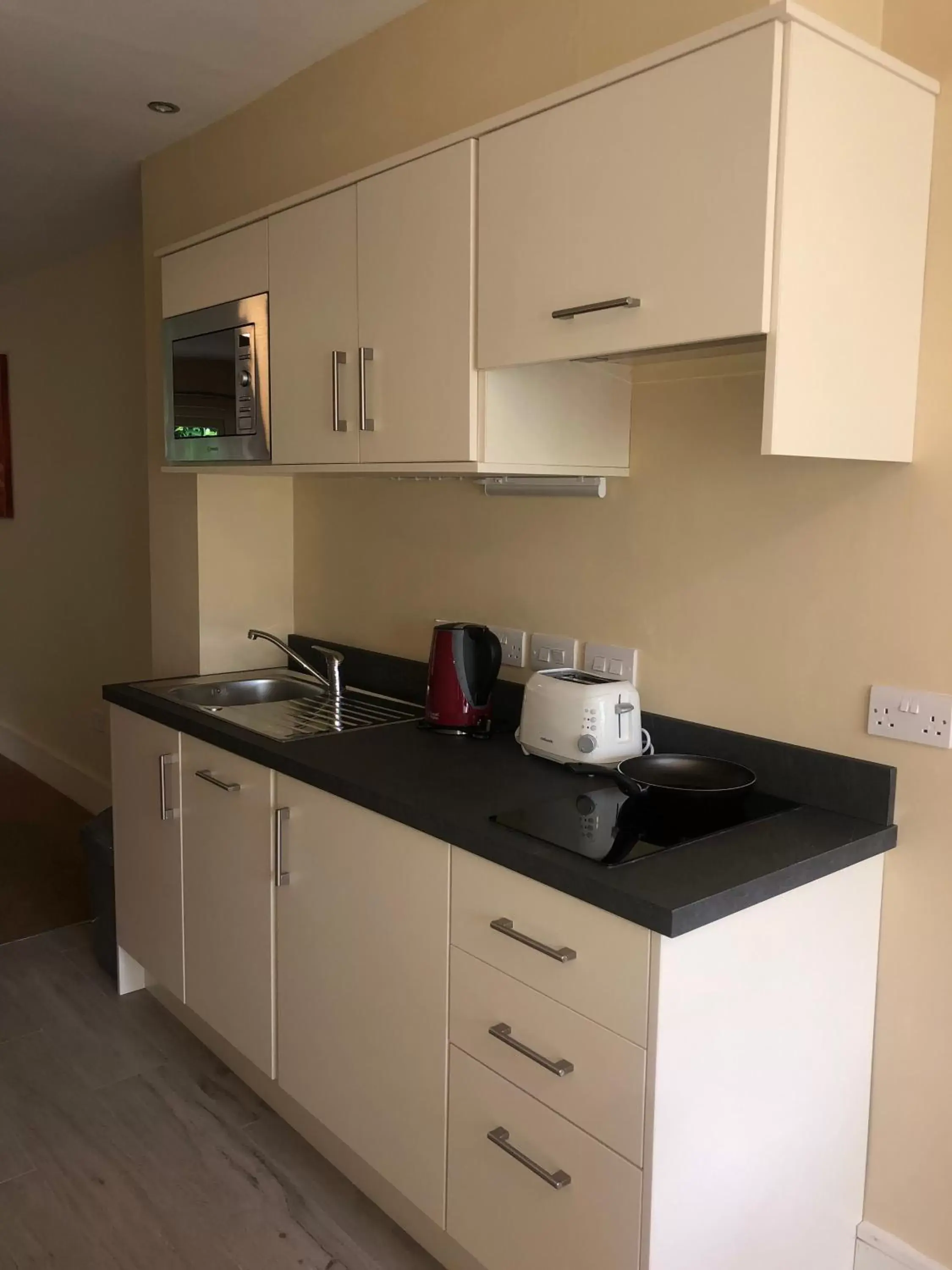 Kitchen/Kitchenette in Castle Oaks House Hotel