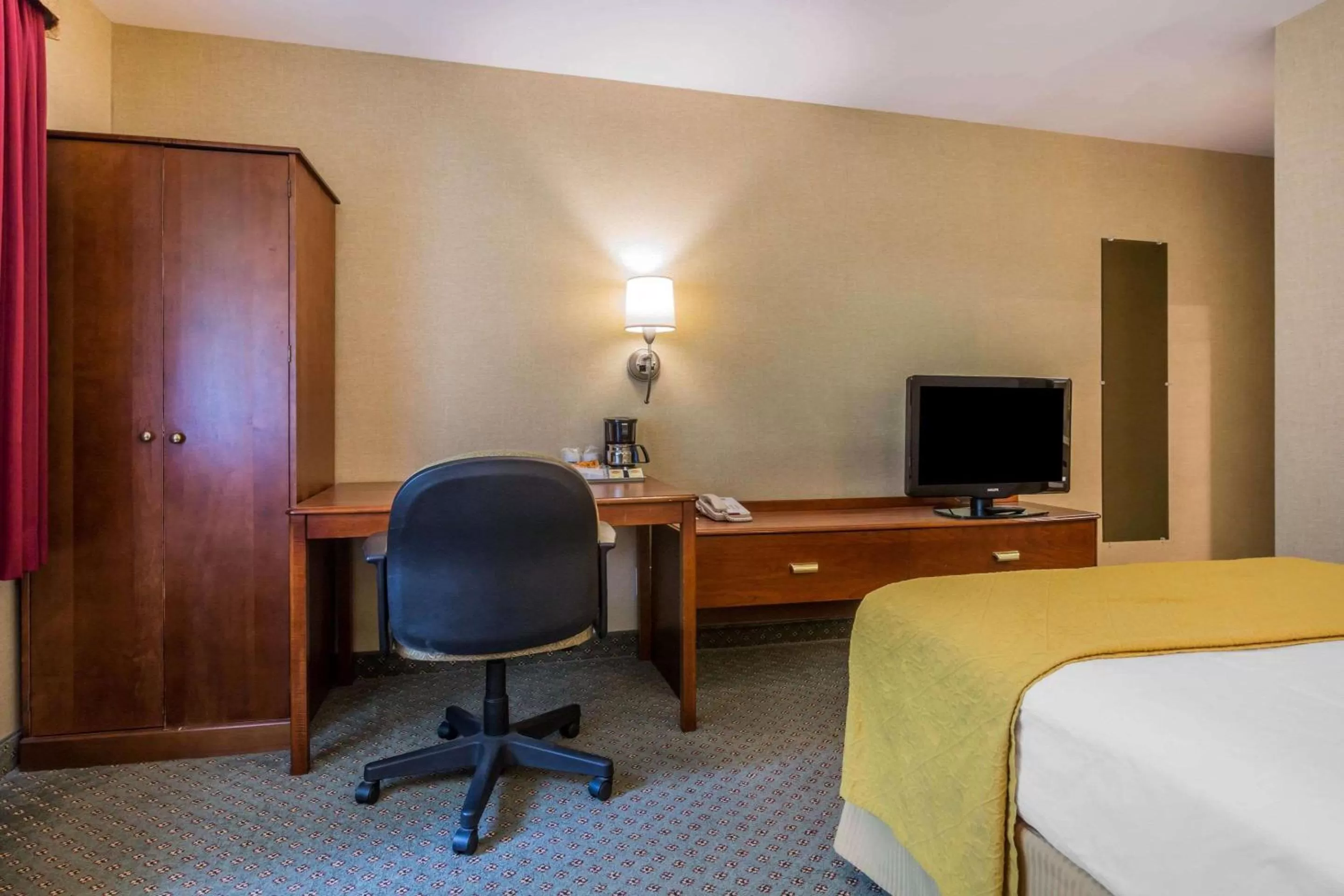 Photo of the whole room, Bed in Quality Inn Hyde Park - Poughkeepsie North