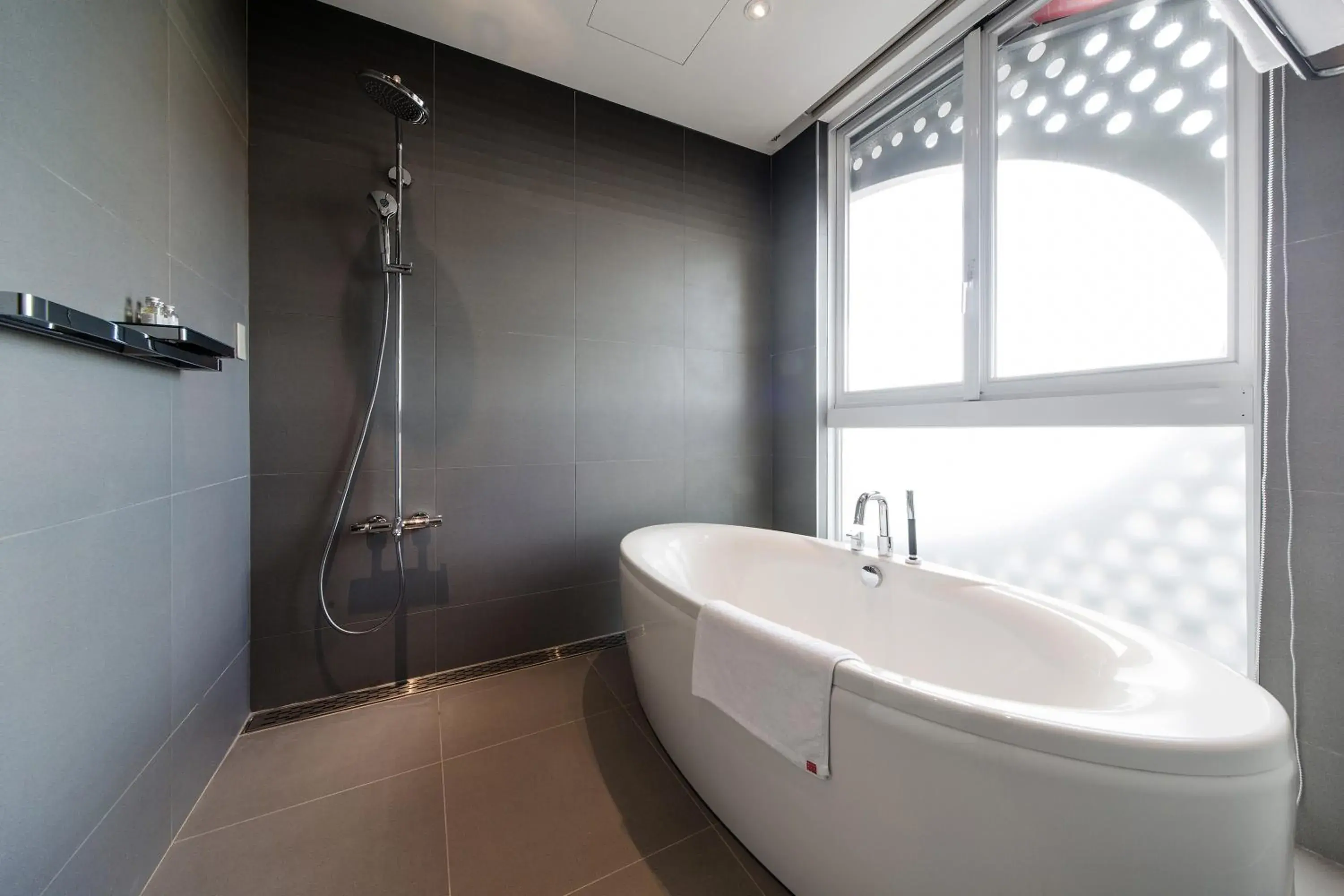 Shower, Bathroom in hotelpoispois