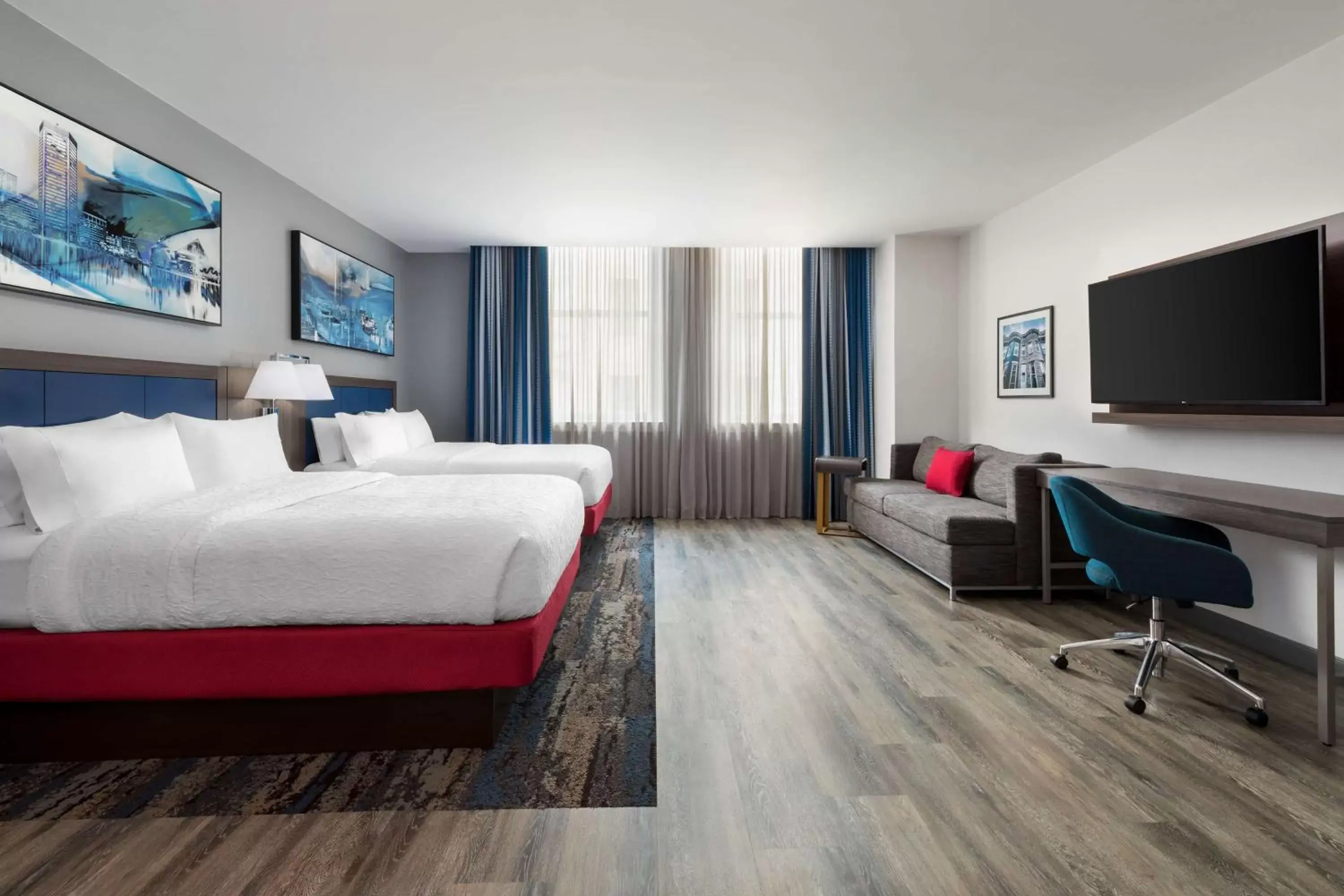 Bed, TV/Entertainment Center in Hampton Inn & Suites Baltimore Inner Harbor