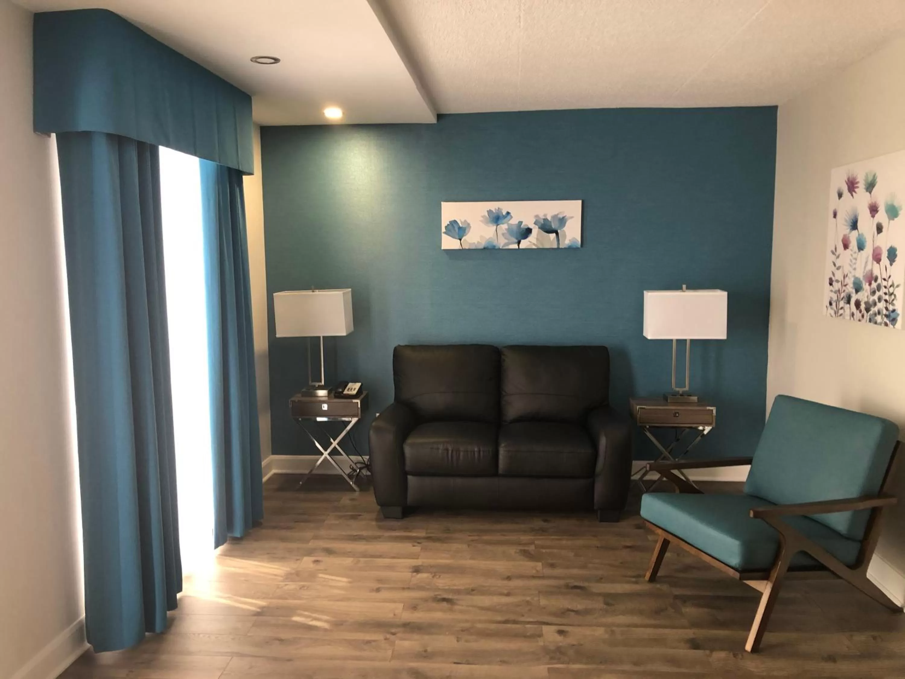 Living room in Best Western Laval-Montreal & Conference Centre