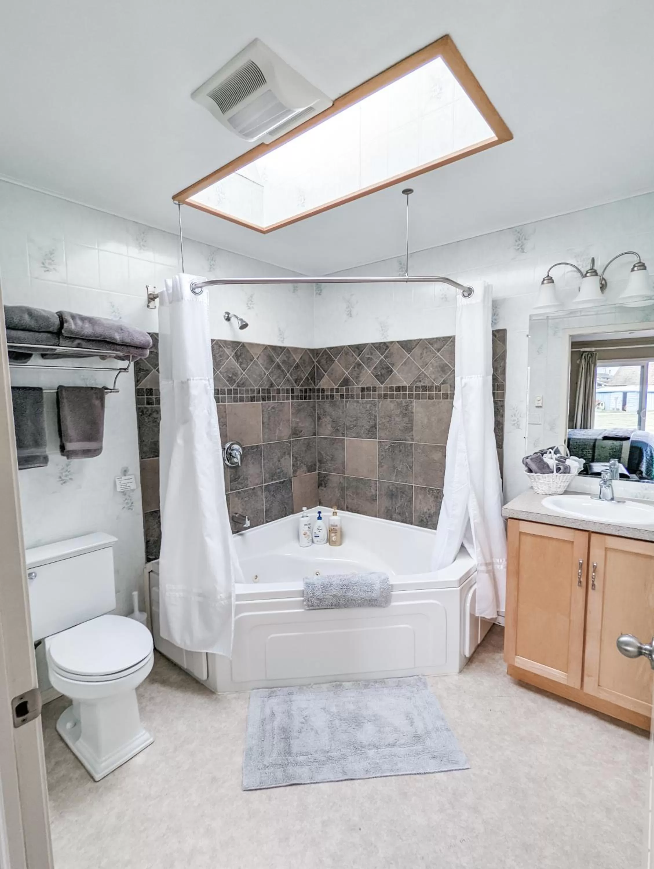 Shower in Juan de Fuca Waterfront Hotel & Cottages