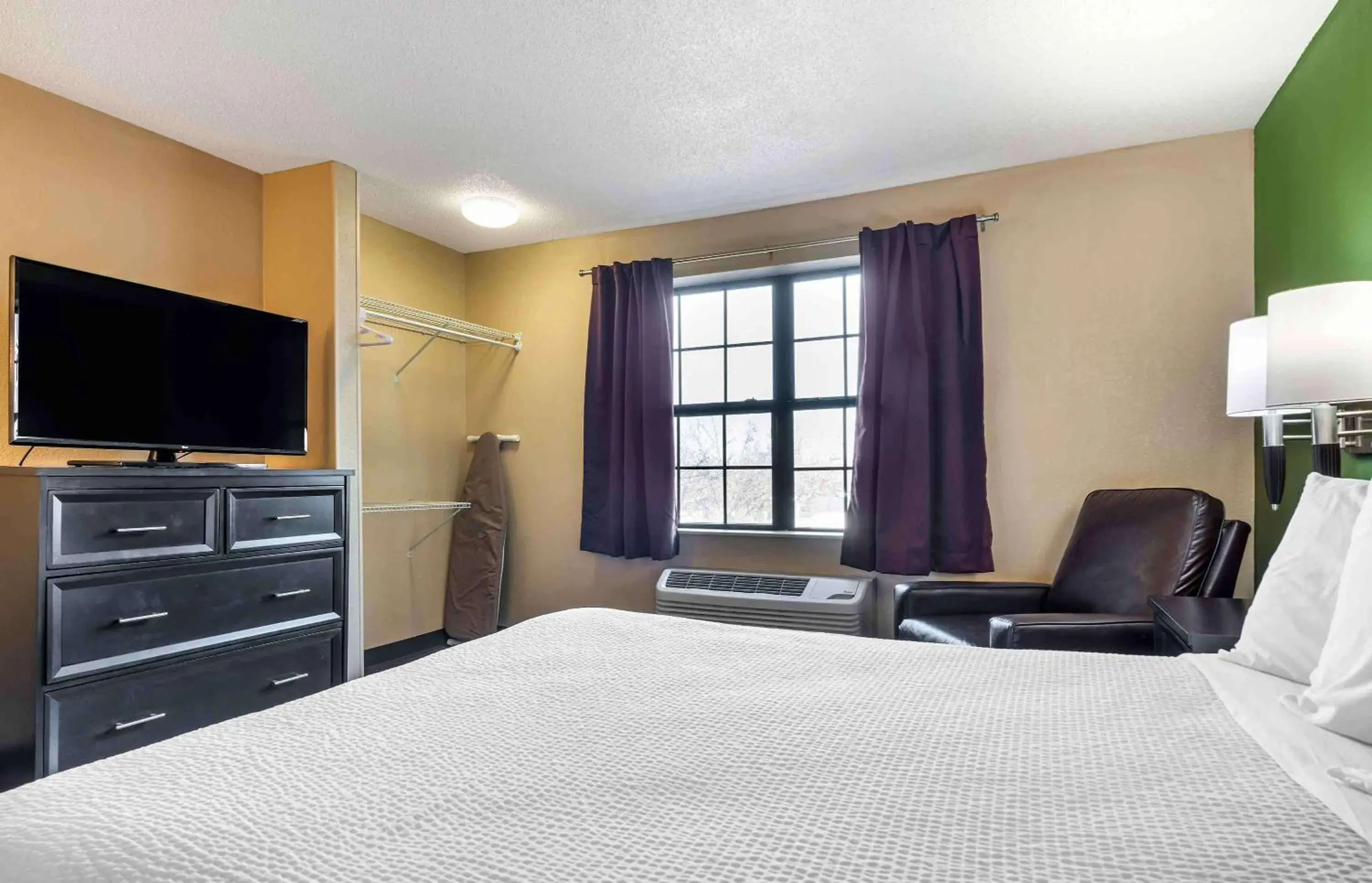 Bedroom, TV/Entertainment Center in Extended Stay America Suites - Sacramento - Roseville