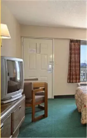 TV and multimedia, TV/Entertainment Center in Days Inn by Wyndham Apple Valley Pigeon Forge/Sevierville