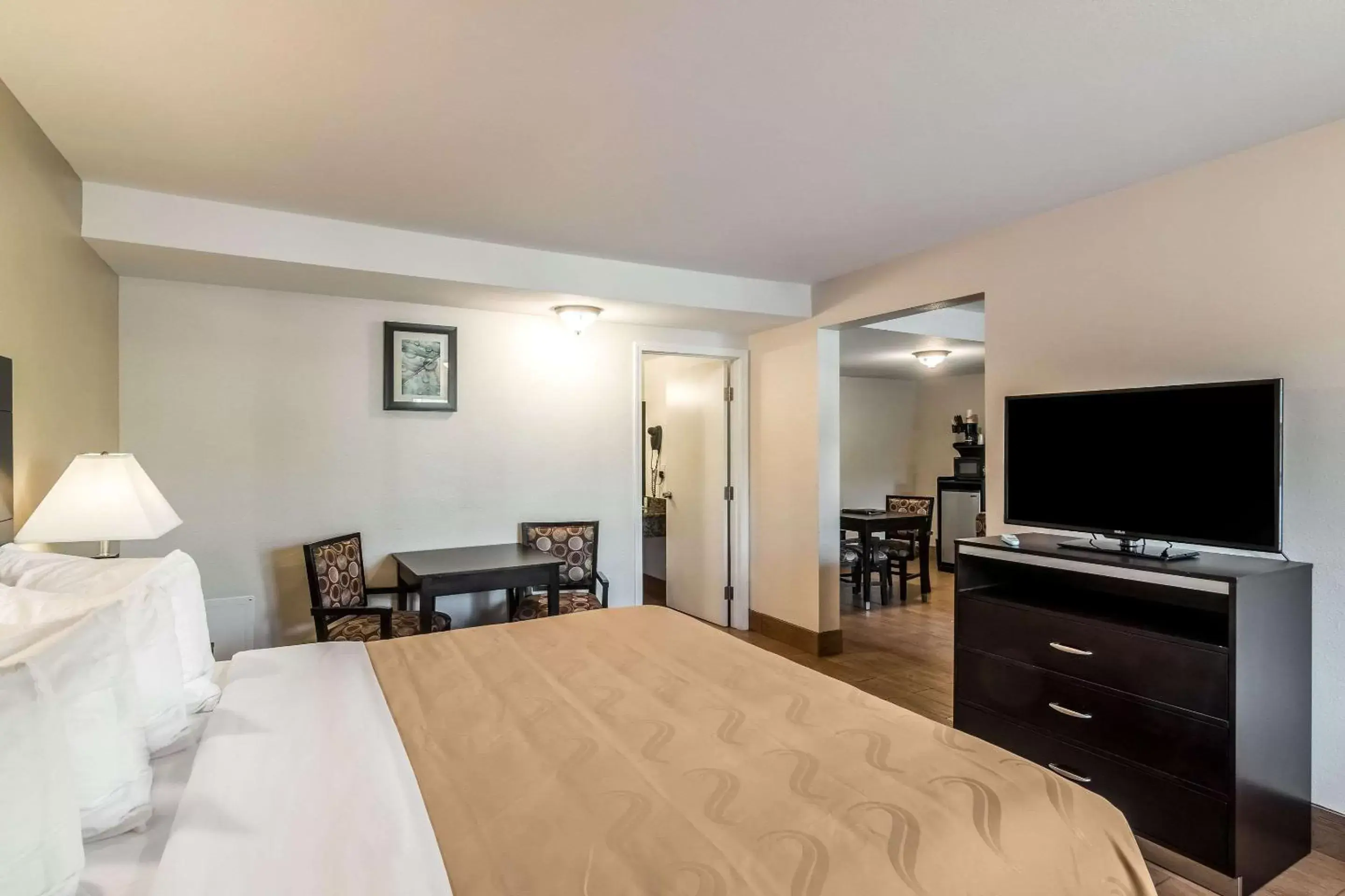 Photo of the whole room, Bed in Quality Inn & Suites near Downtown Bakersfield