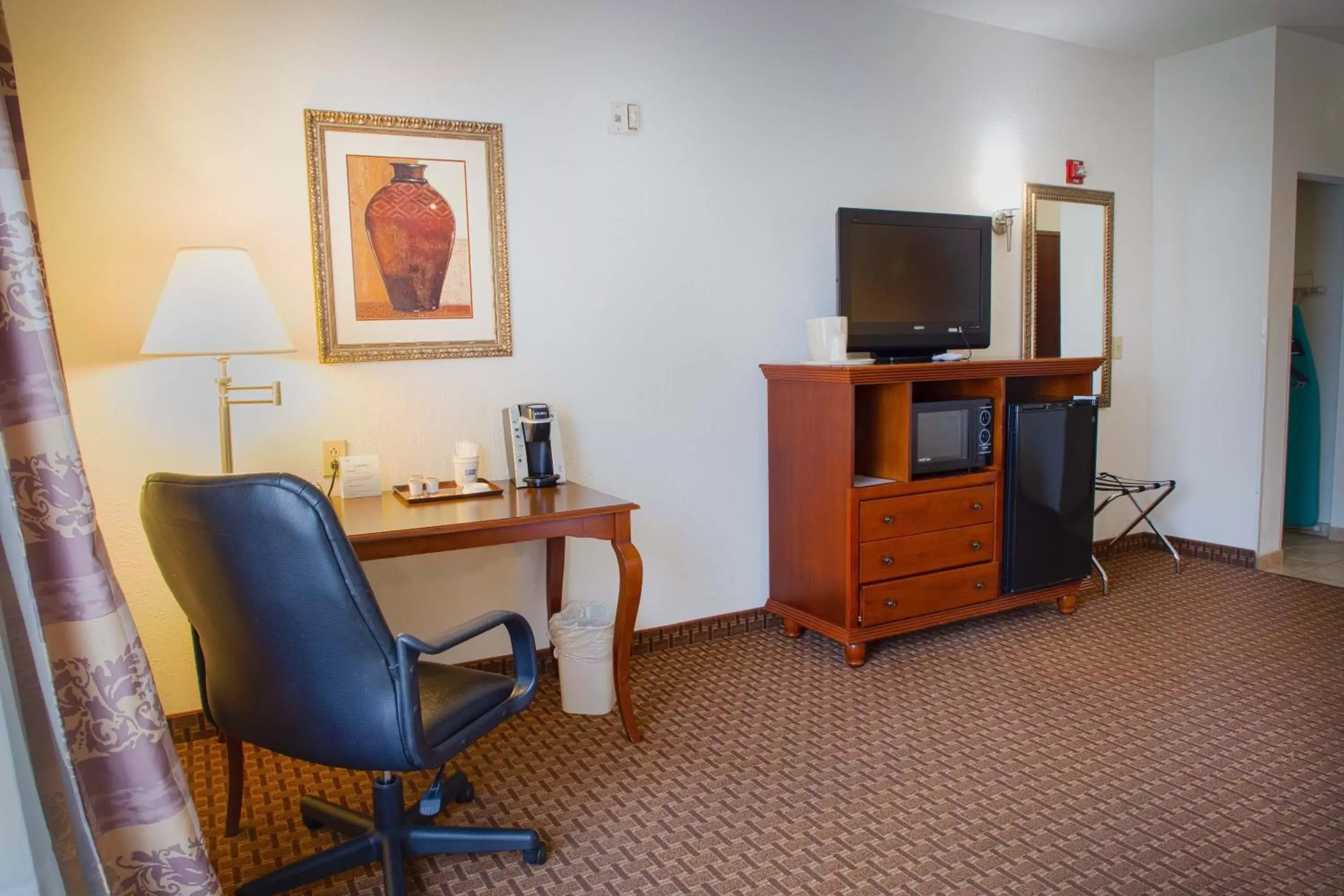 Photo of the whole room, TV/Entertainment Center in Holiday Inn Express Hotel & Suites Center, an IHG Hotel
