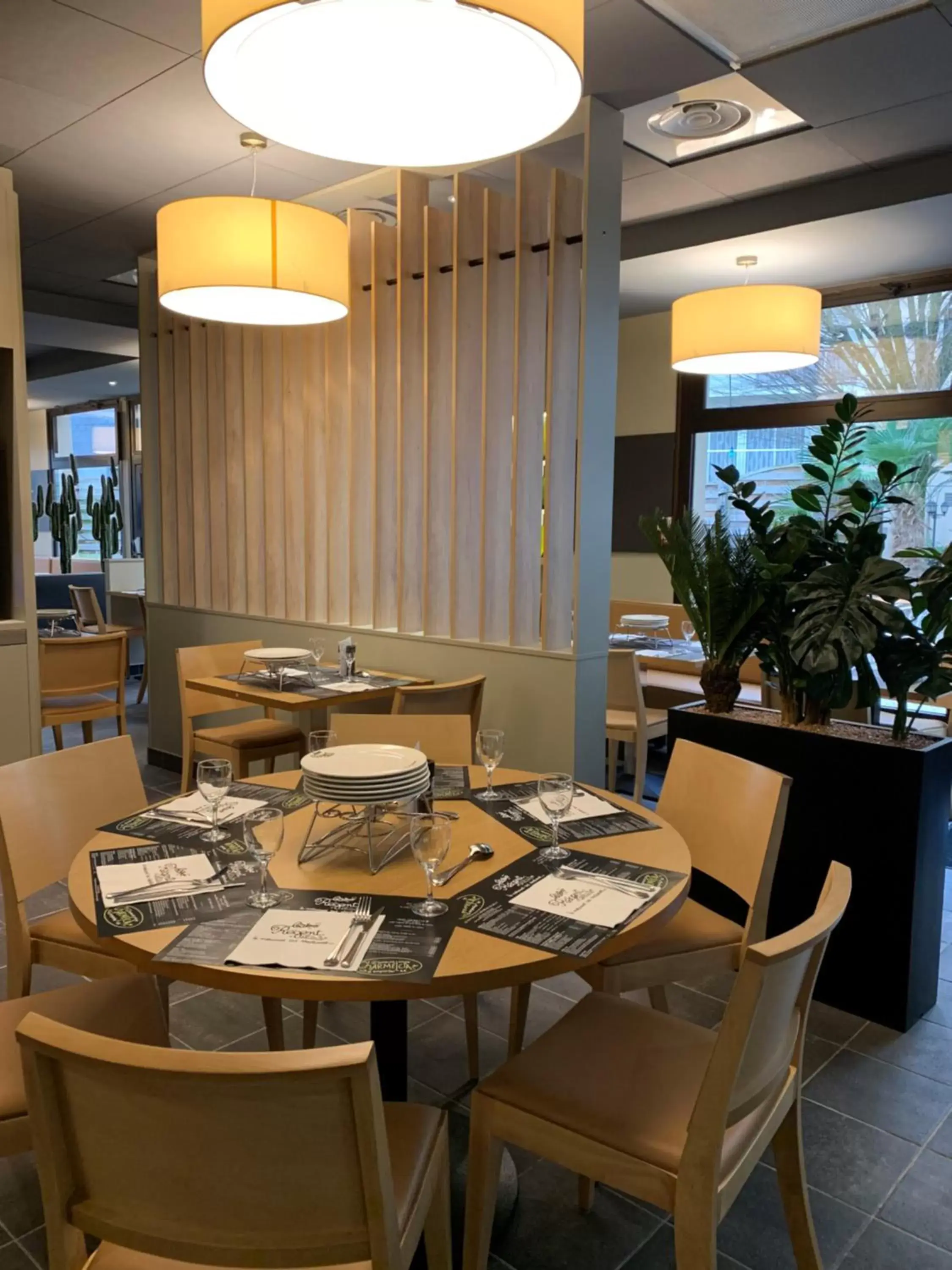 Restaurant/Places to Eat in ibis Tours Centre Gare