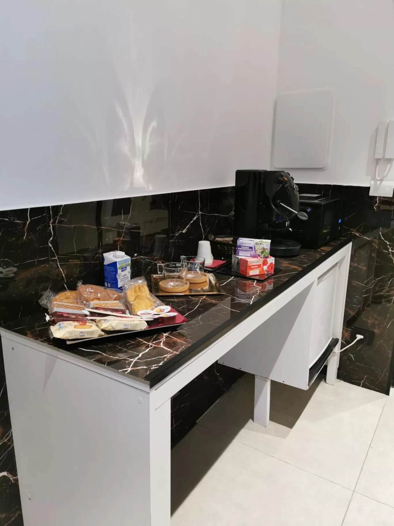 Coffee/tea facilities, Kitchen/Kitchenette in NUAR suite&spa