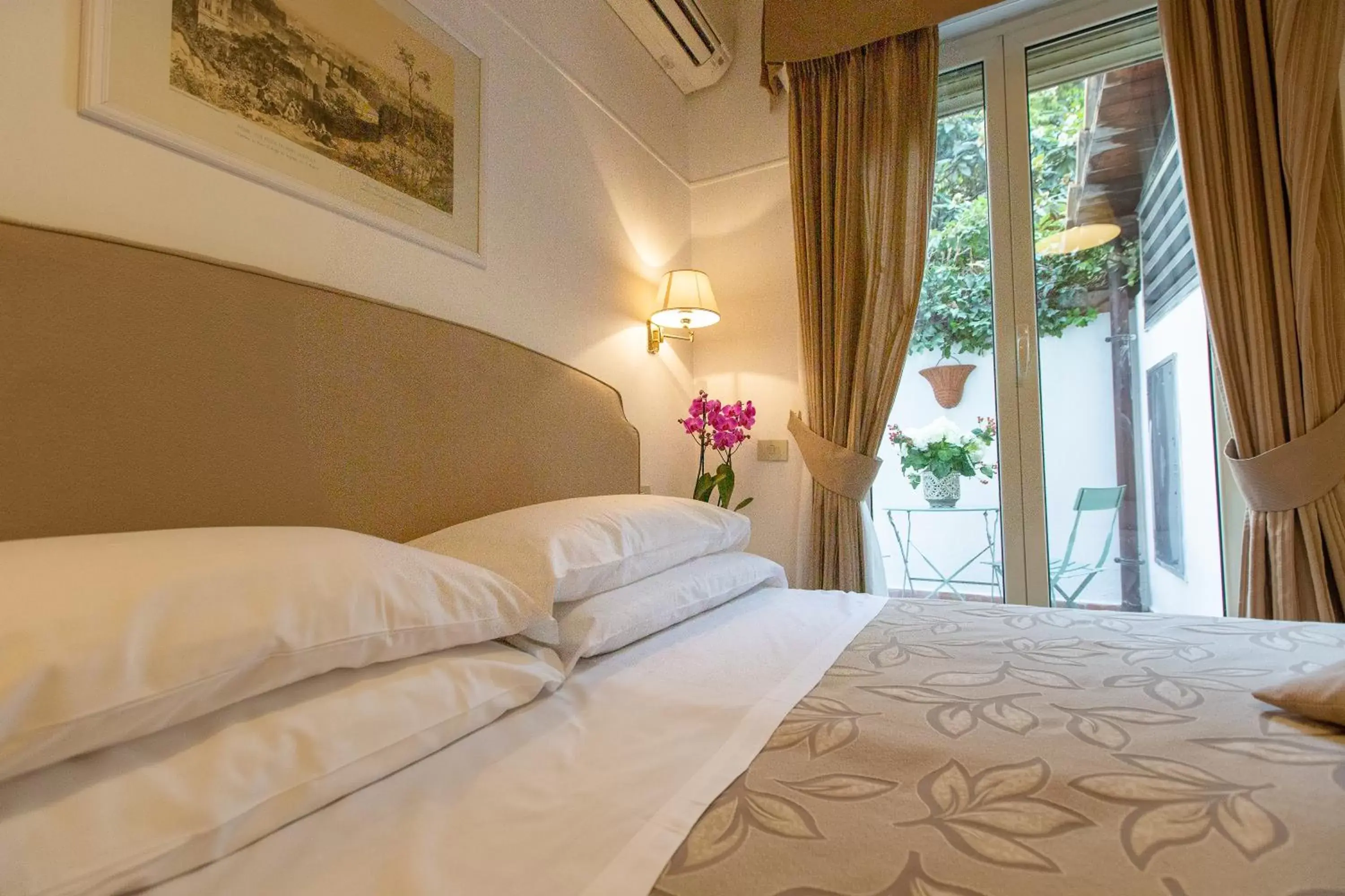 Bed in Hotel Modigliani