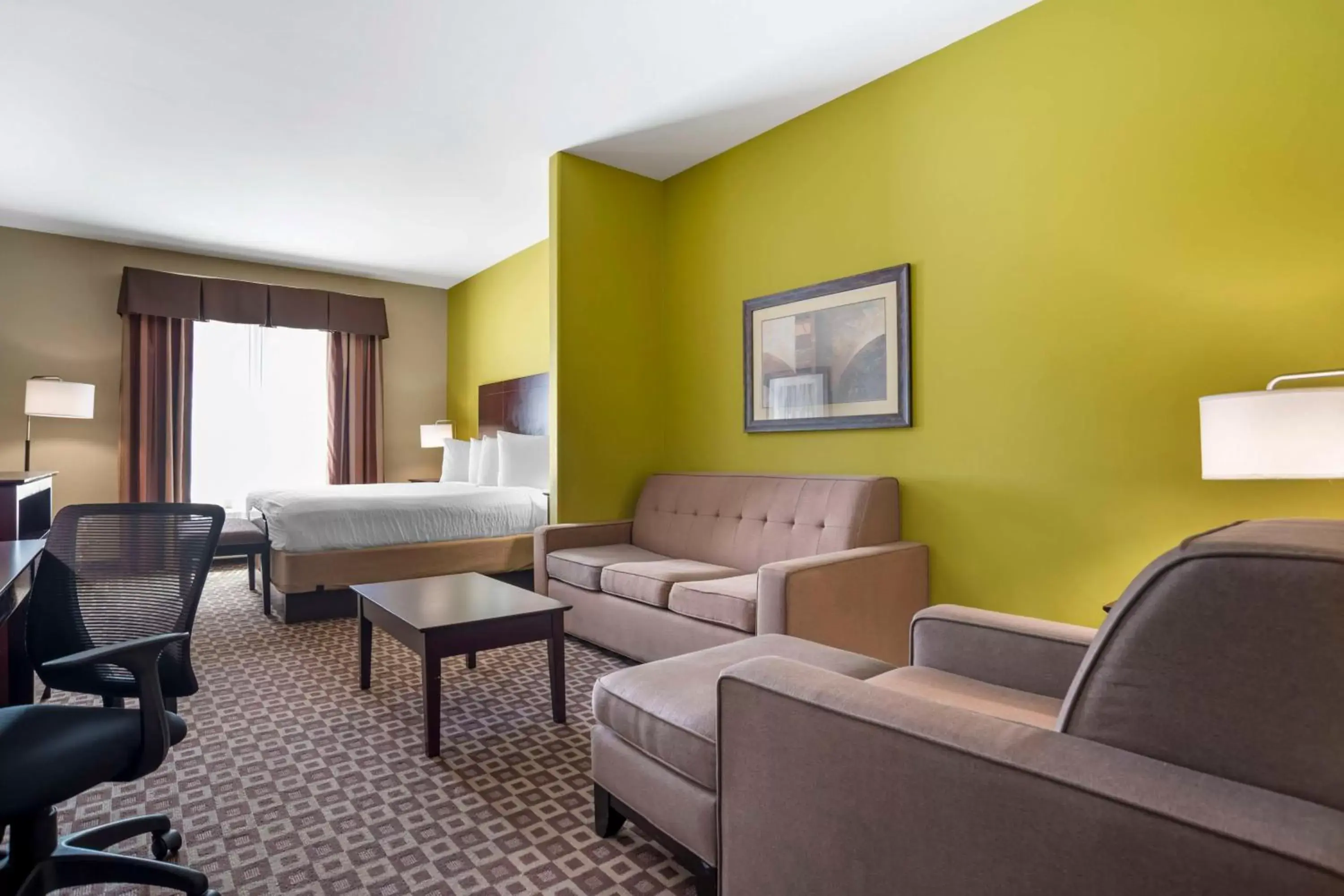 Bedroom, Seating Area in Best Western Plus Chalmette Hotel