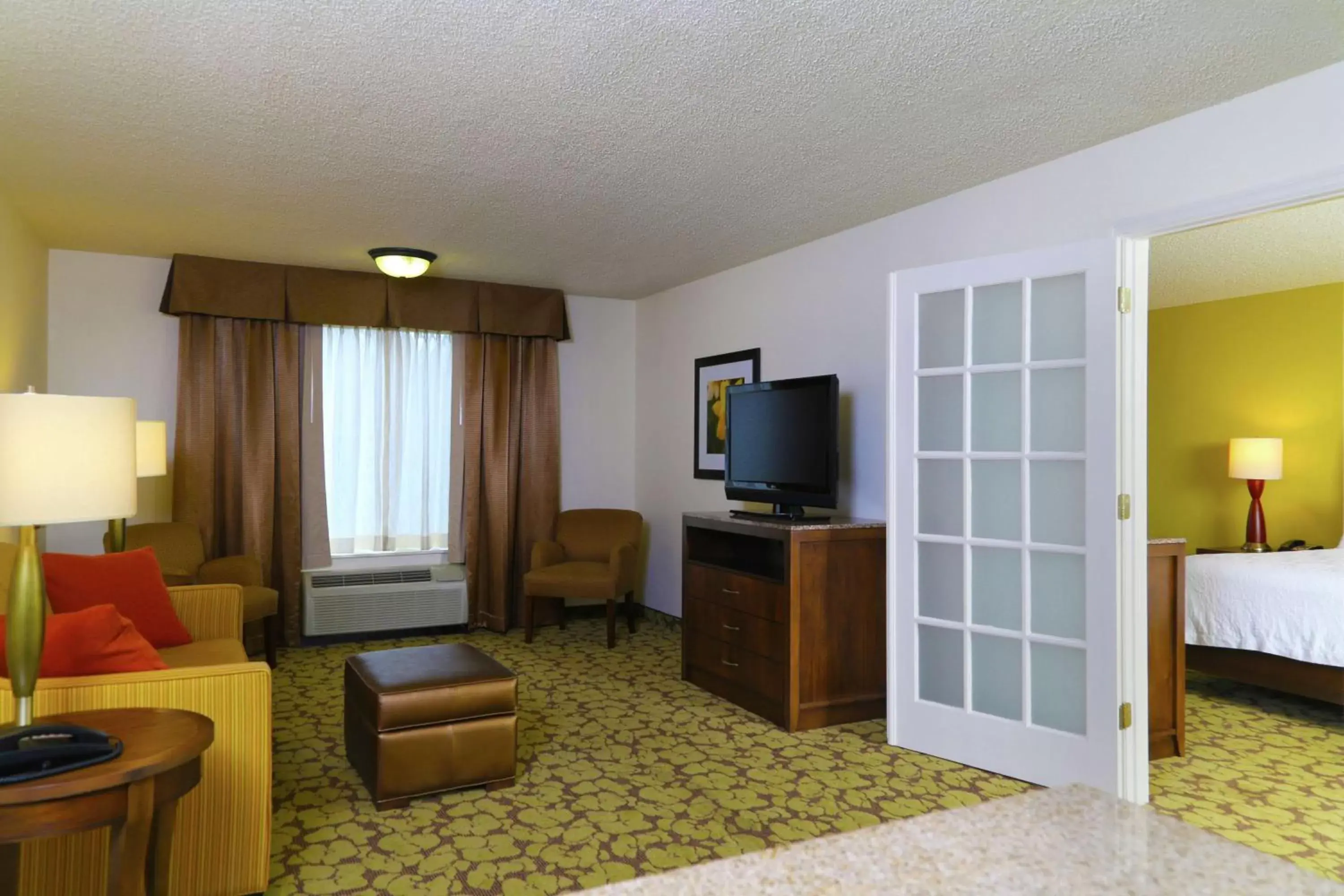 Bedroom, TV/Entertainment Center in Hilton Garden Inn Tampa East Brandon