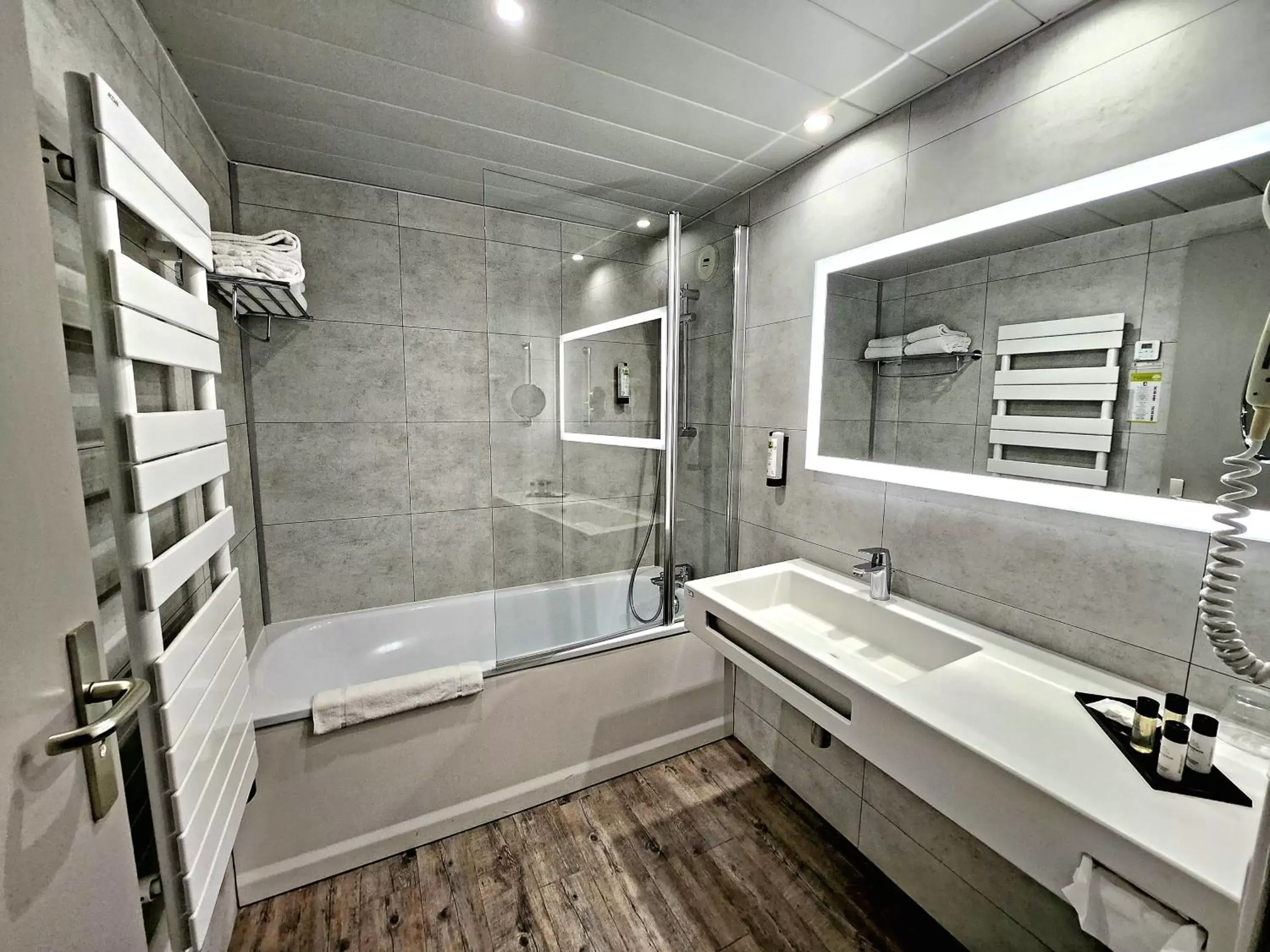Bathroom in Domaine de la Forêt d'Orient, Logis Hôtel, Restaurant, Spa et Golf