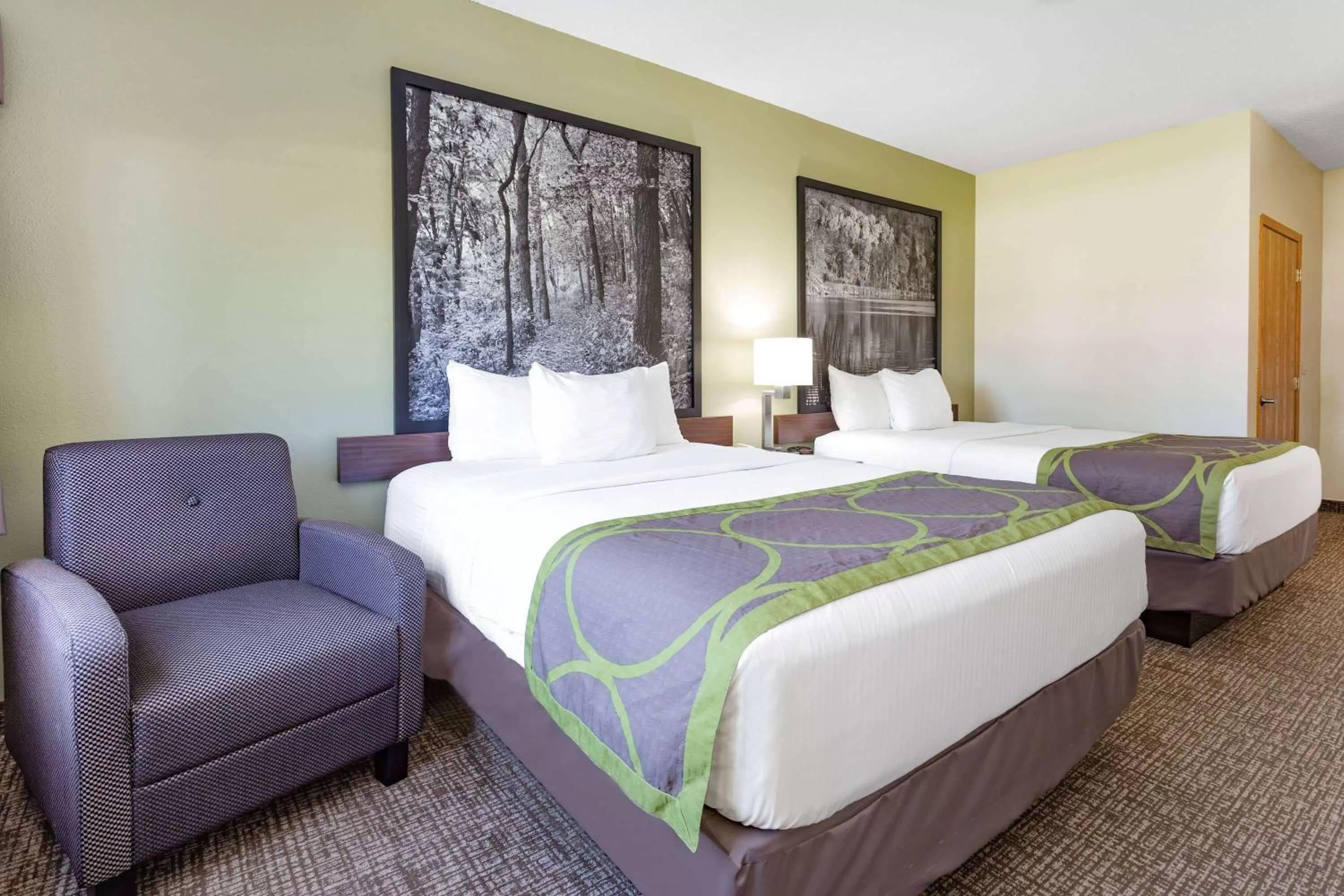 Photo of the whole room, Bed in Super 8 by Wyndham Emmetsburg