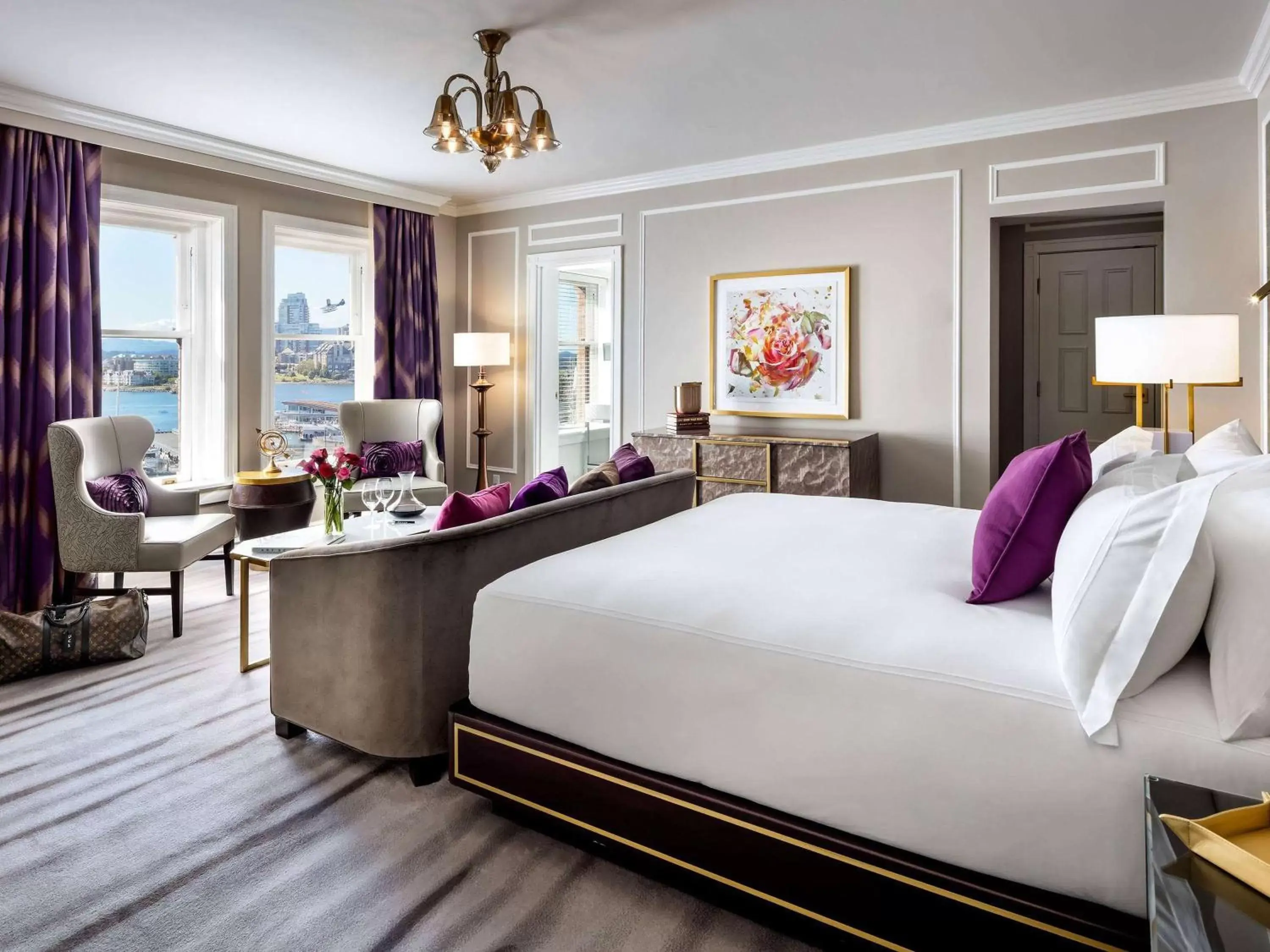 Bedroom in Fairmont Empress Hotel