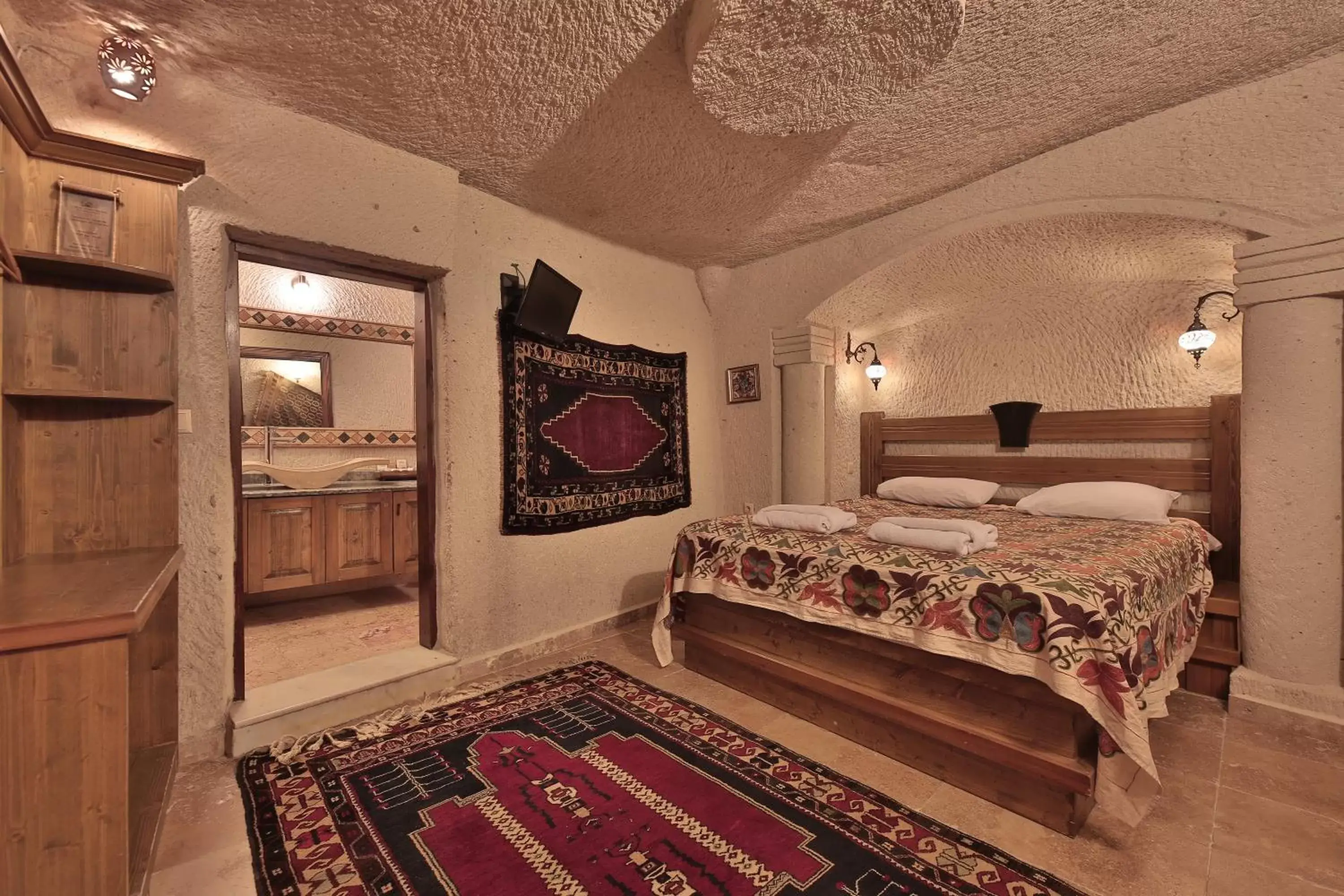 Bathroom, Bed in Local Cave House Hotel