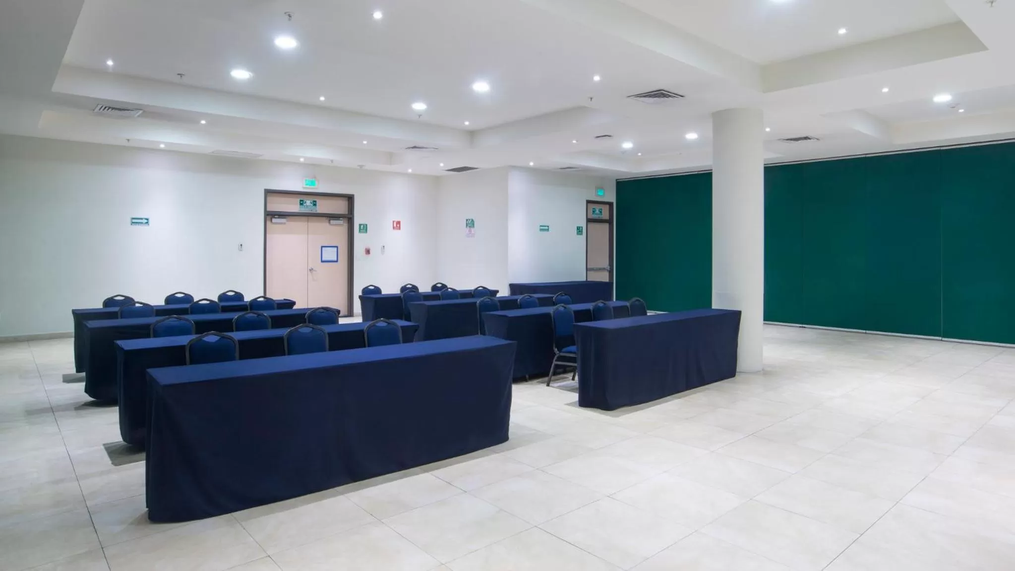 Meeting/conference room in Holiday Inn Express Xalapa by IHG